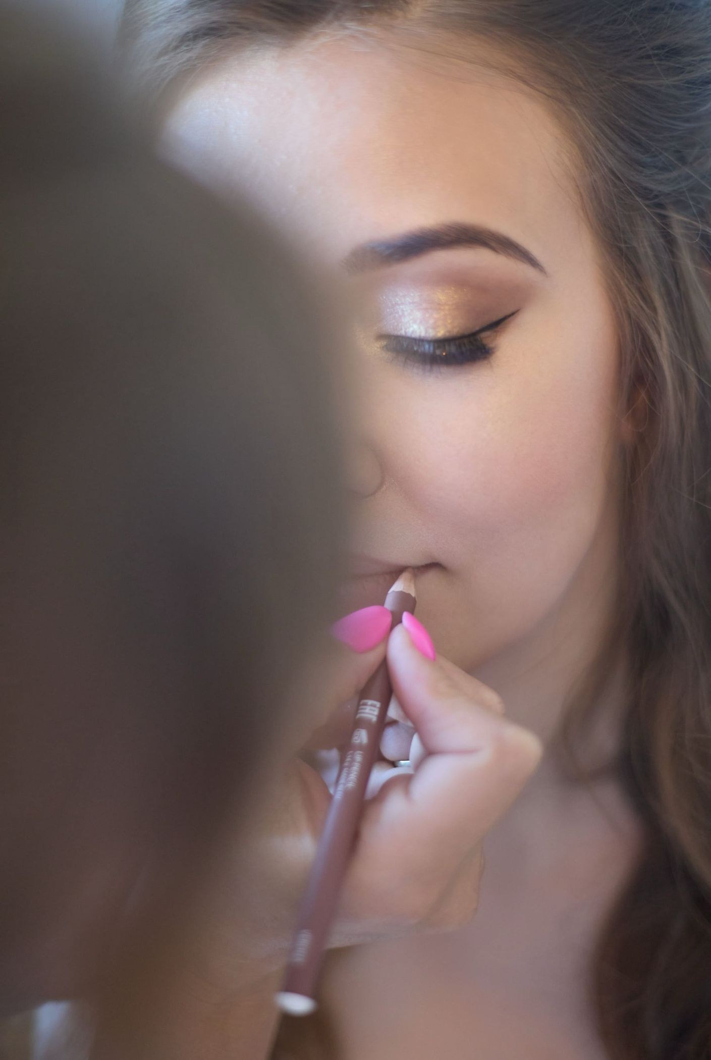 Фотограф снимает как делают makeup невесте