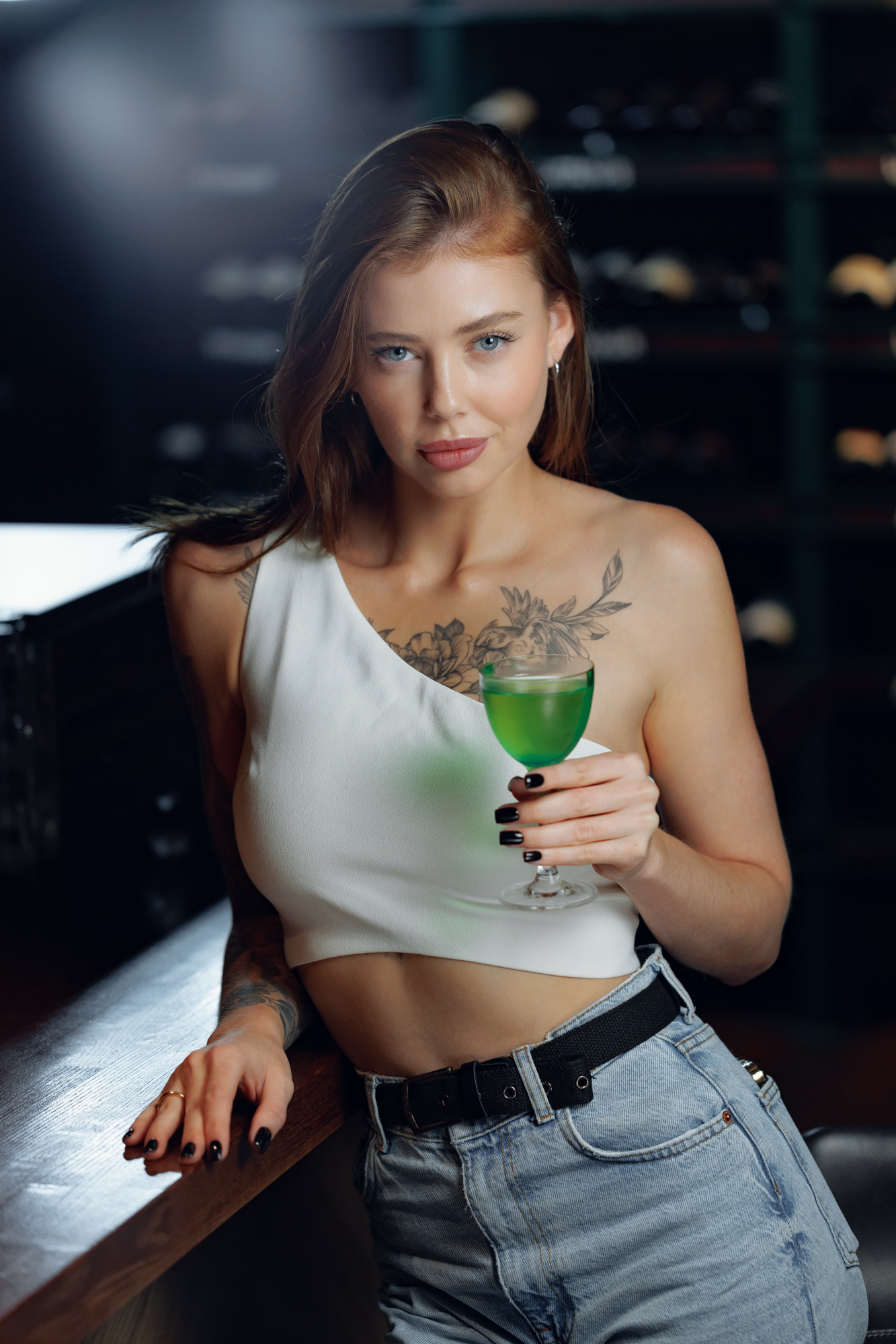 сексуальная девушка в баре с коктейлем