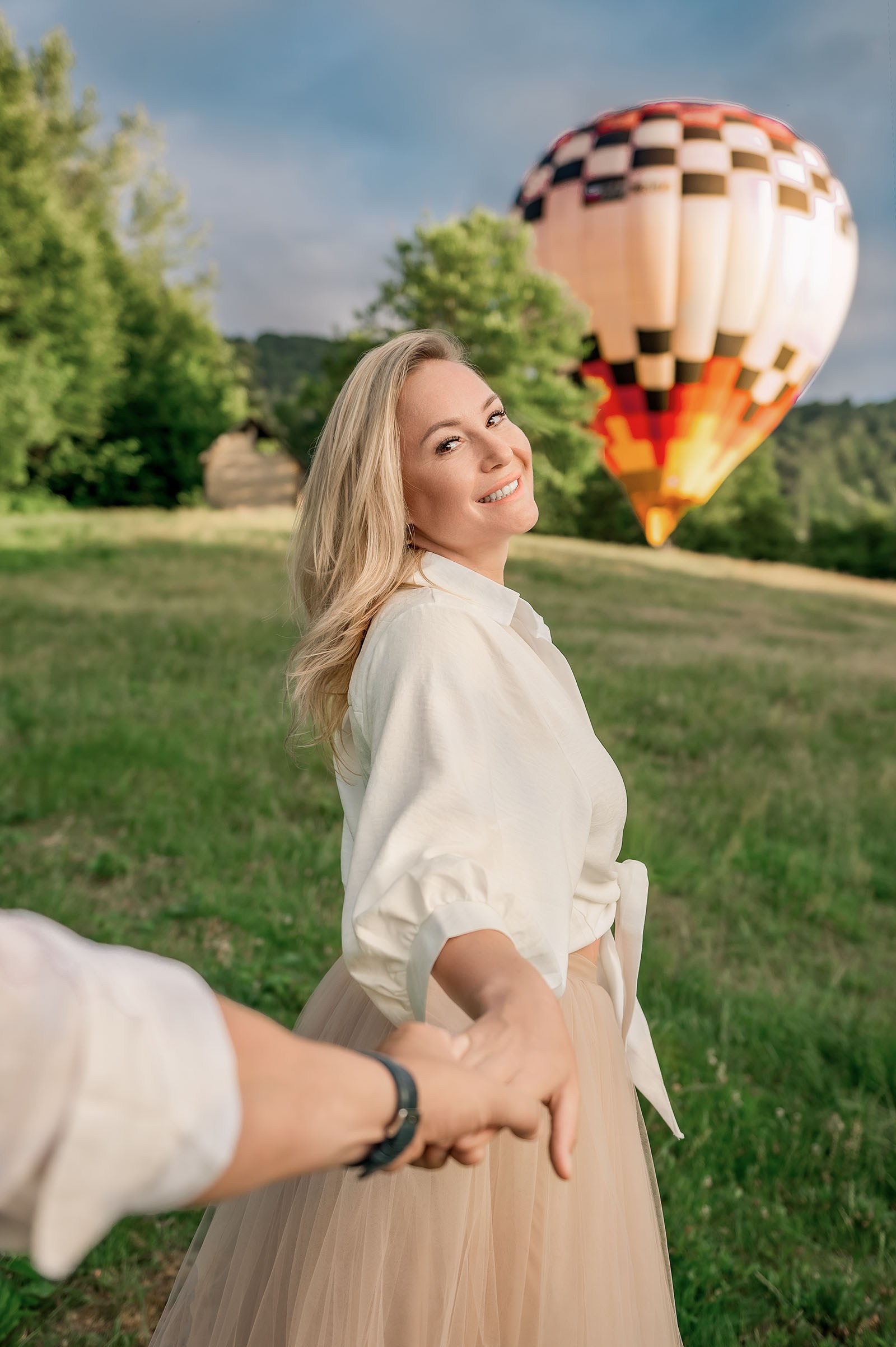 Девушка на фоне воздушного шара в Сочи