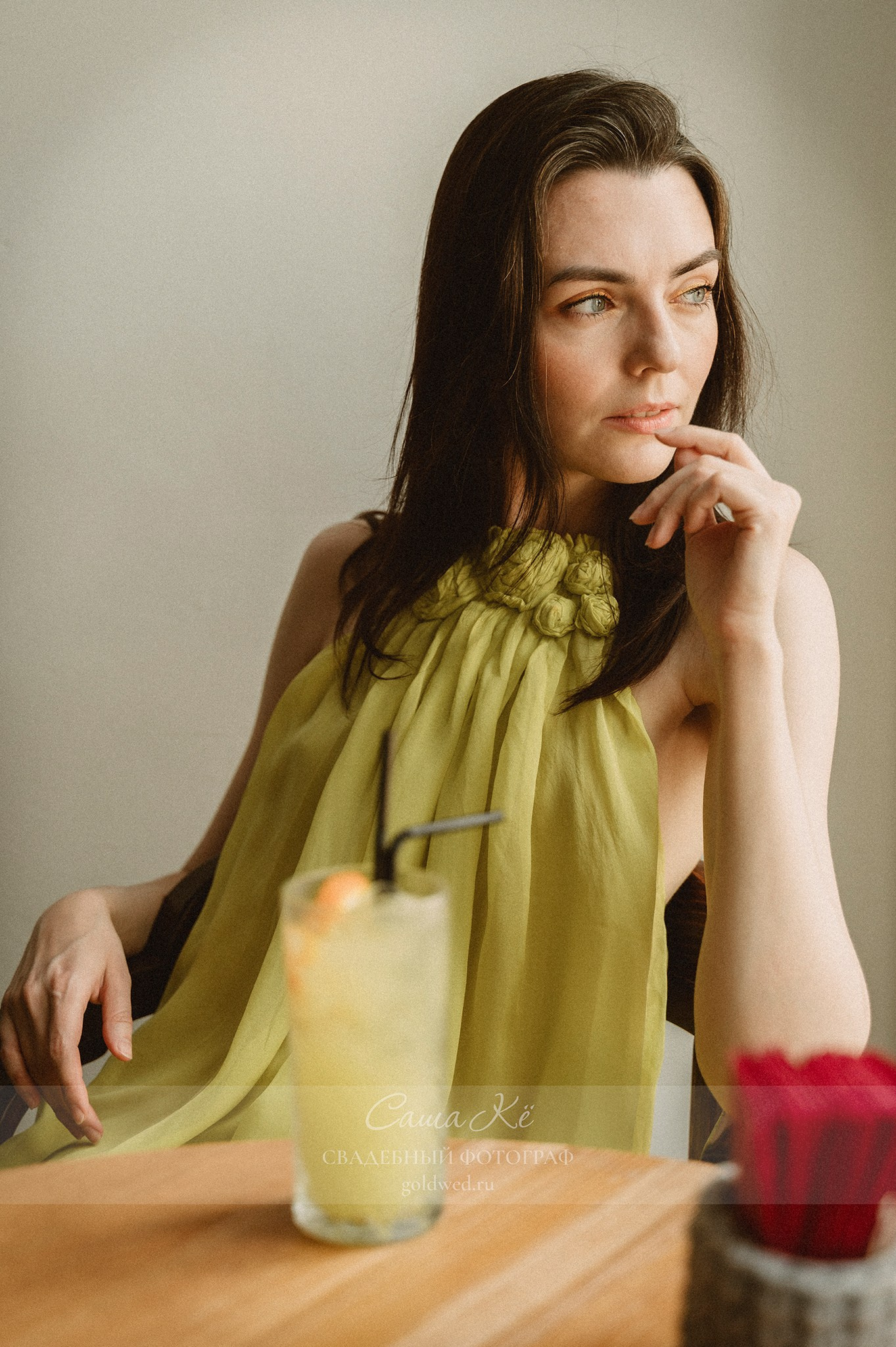 Fashion портрет на просвет, стильная фотосессия, прогулка, модель, мягкая нежность, живые эмоции. Фотограф Новосибирск Саша Кё.