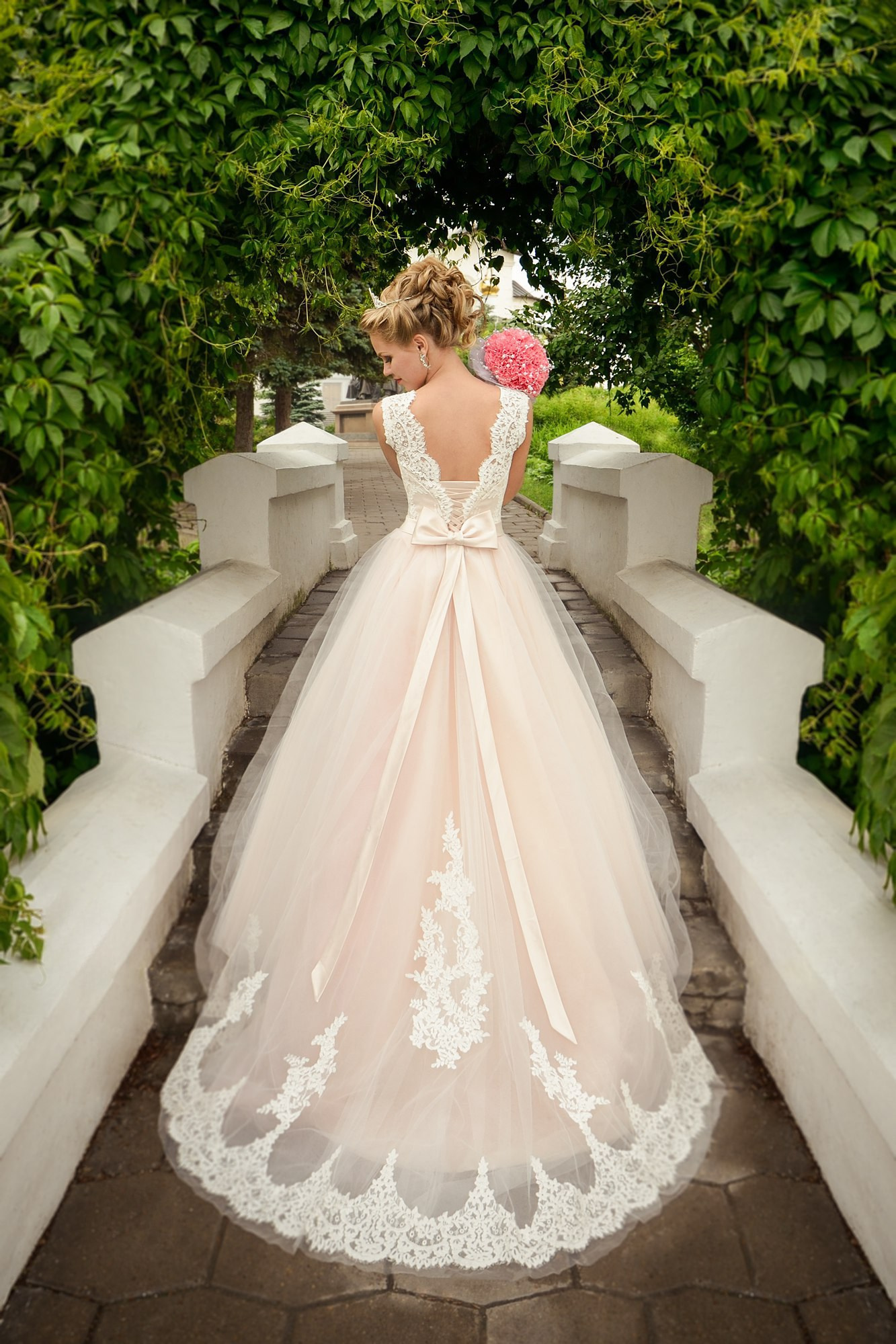 Свадебная Фотосессия в г. казани | Фотограф на Свадьбу в г. Казани Фотограф Садег Азарми тел. +79172288430 ✔ Сборы невесты и жениха✔ Утро невесты (детали, эмоции, подготовка)✔ Репортажная съёмка ЗАГСа и выездной регистрации✔ Свадебная прогулка✔ Фотосъёмка банкета и вечеринки✔ Креативные и тематические свадьбы✔ Свадьба на природе (лайфстайл)✔ Девичники и мальчишники