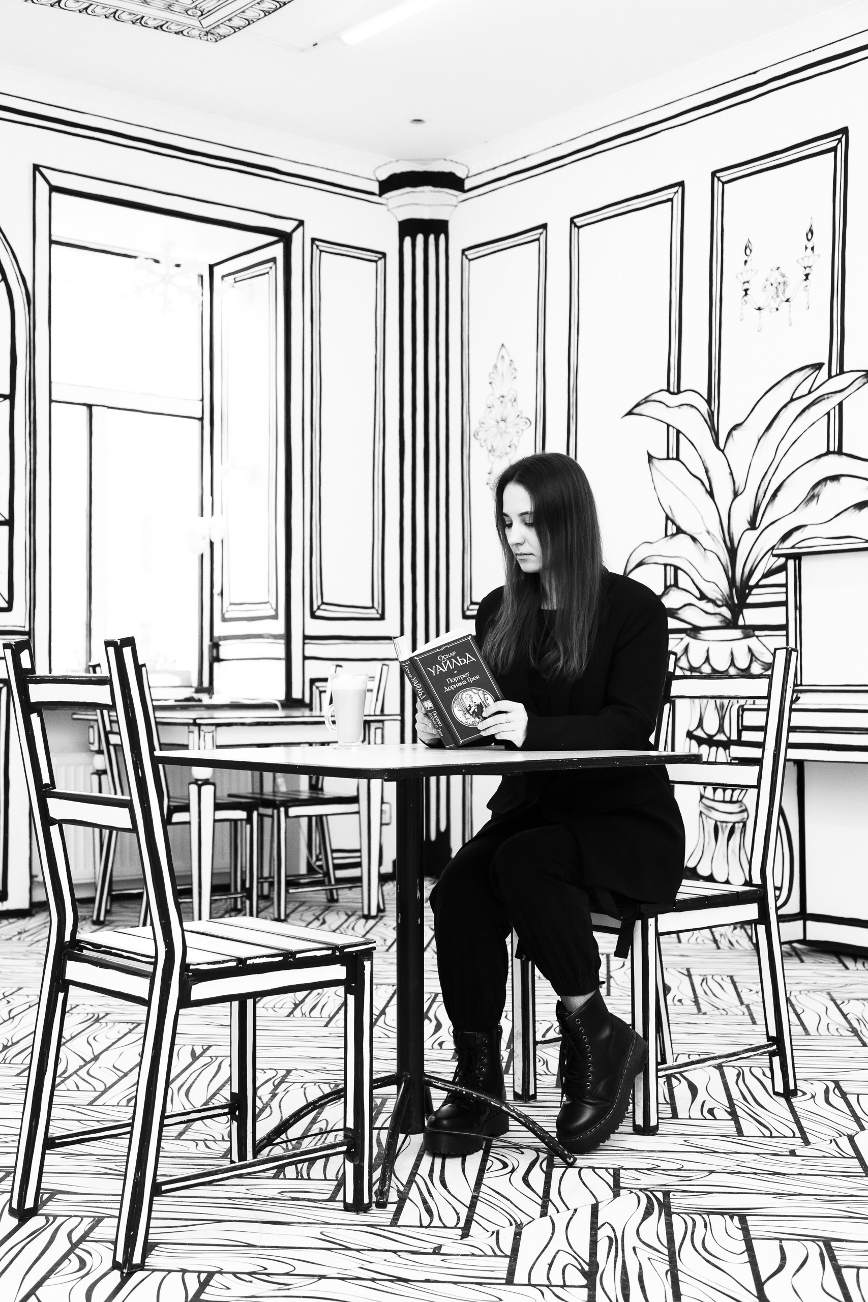 Фотограф на час в СПб. Фотосъемка в ЧБ кафе.