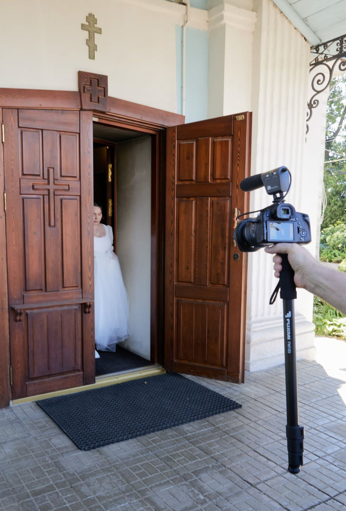 Видеограф работает на венчании