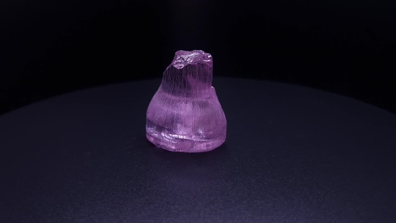 Кристалл синтетического фиолетового граната. YAG garnet иттрий алюминиевый гранат ИАГ