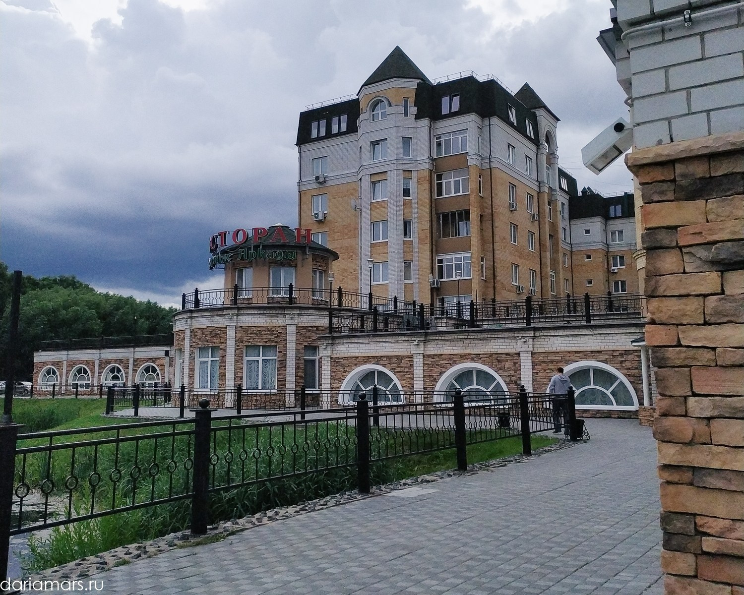Городская прогулочная съемка в современном жилом квартале Озерные аркады