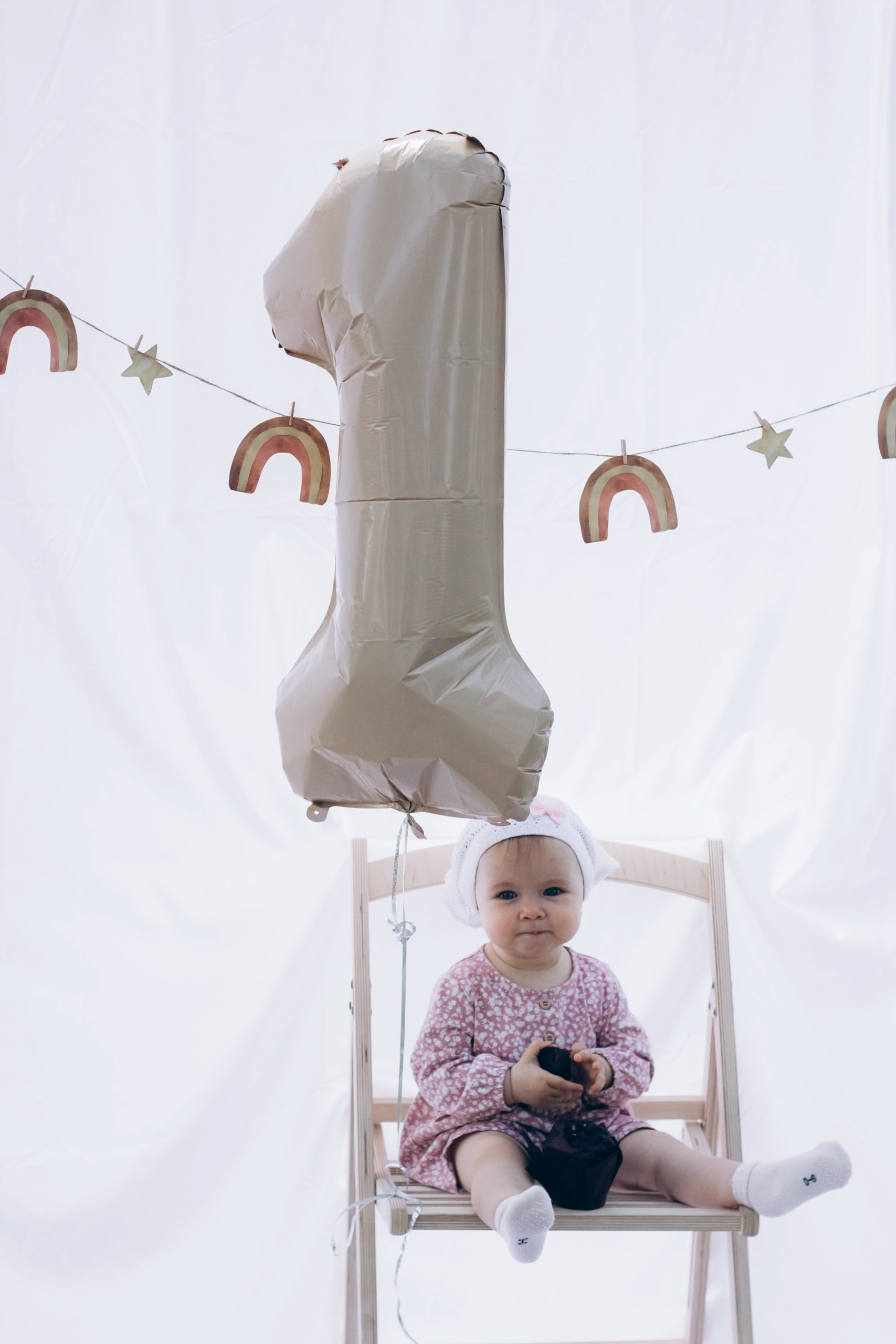 Фотография ребенка на белом фоне с шариком фоне фотограф город Туринск : ребенок сидит . 