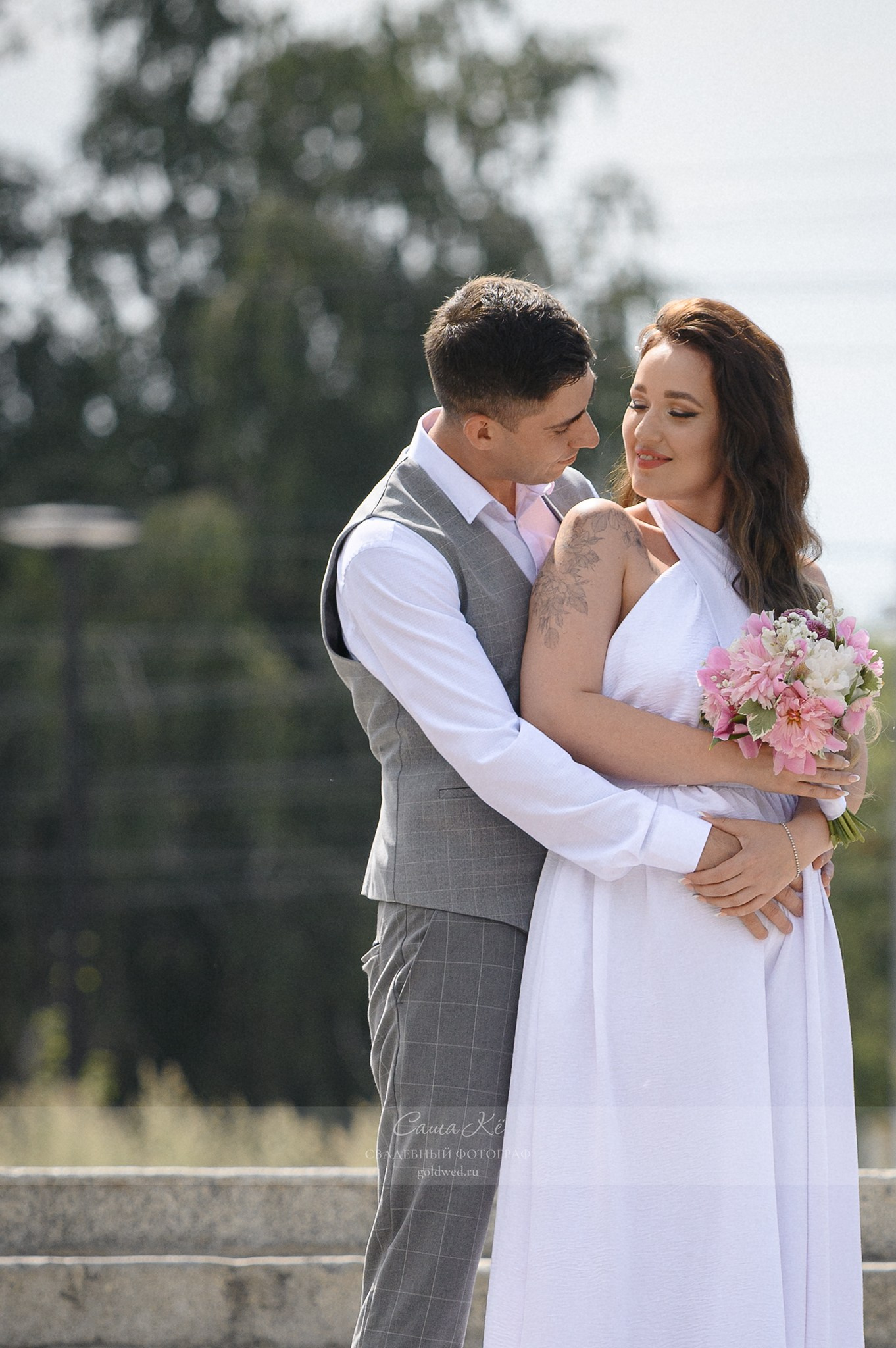 Свадебная фотосессия в Нарымском сквере Новосибирска. Свадебный и семейный, event фотограф, фоторепортаж в Новосибирске — Саша Кё