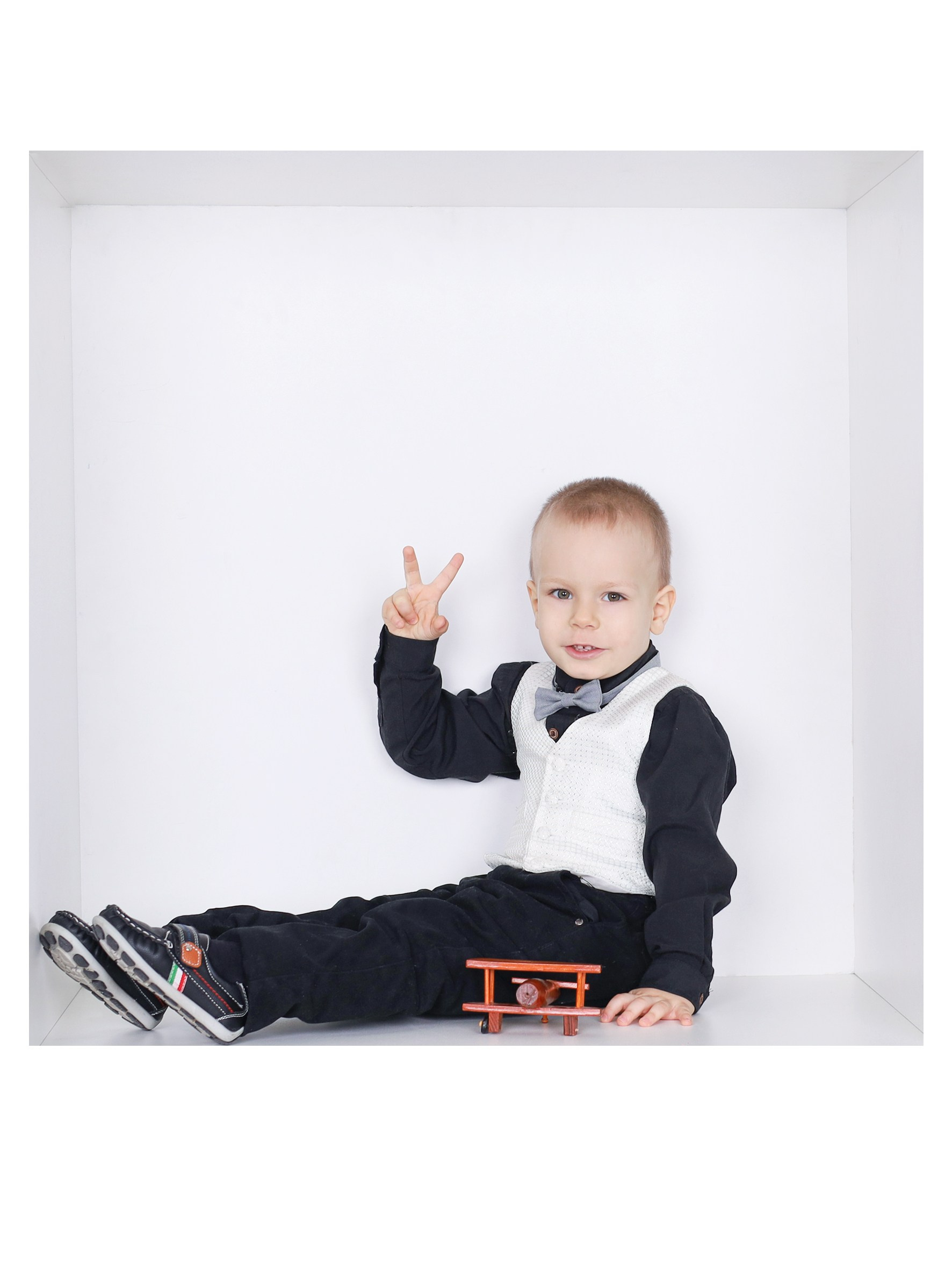 Общее фото в детском саду с выездным реквизитом в Тюмени. Выпускные альбомы в Тюмени для школ, садов, вузов спортивных секций