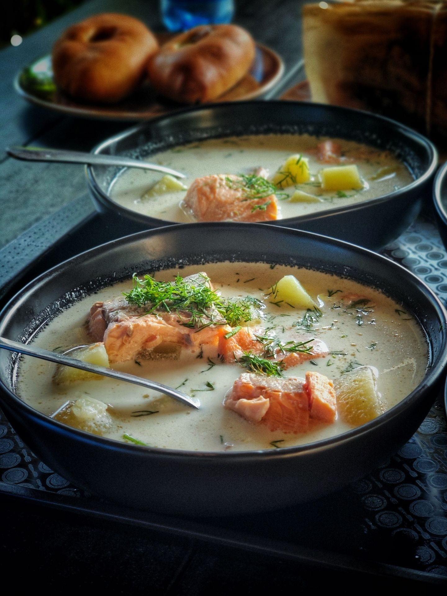 Сливочная уха лохикейто в тарелке на столе