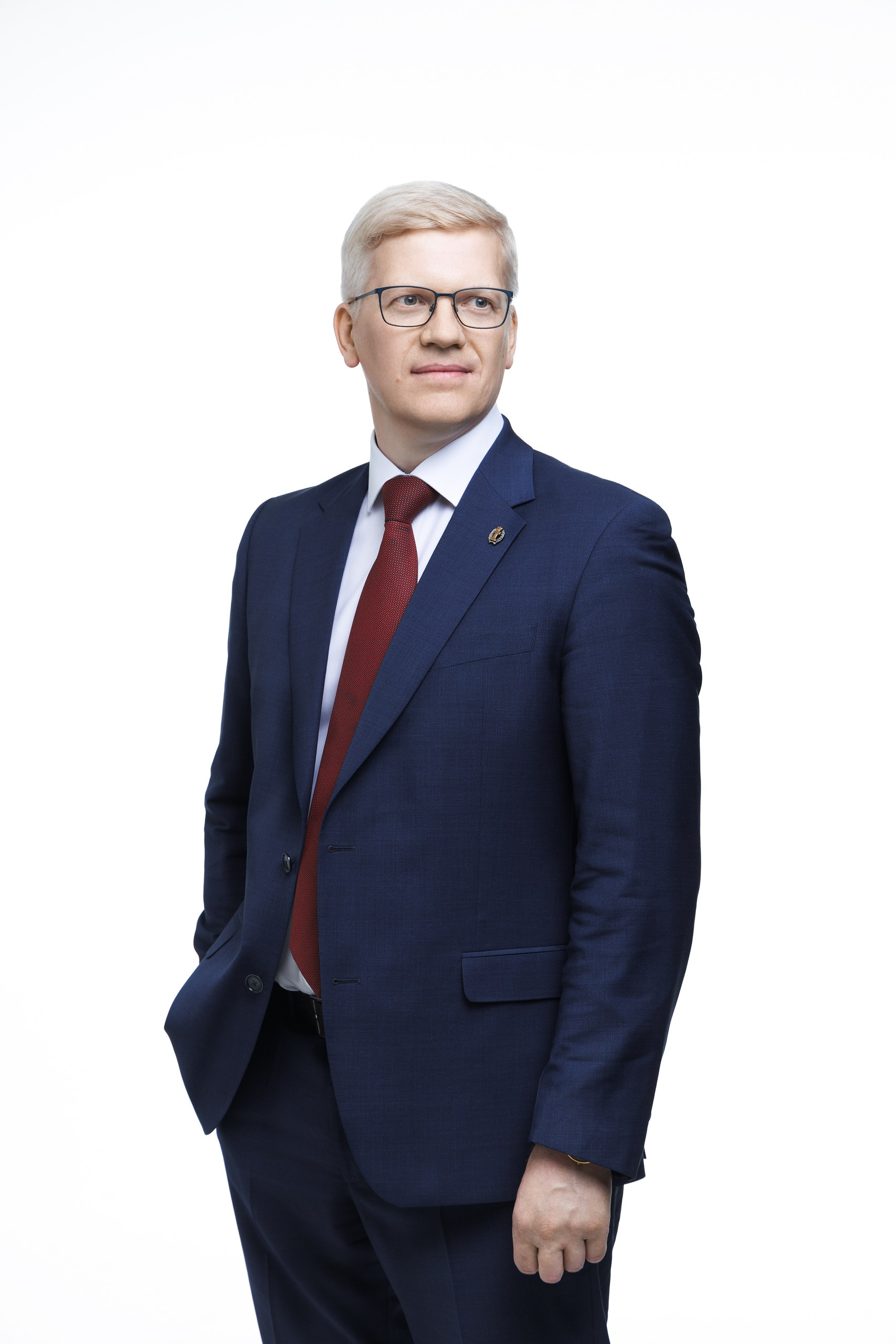 Деловой портрет мужчины в костюме с нейтральным фоном и уверенным взглядом