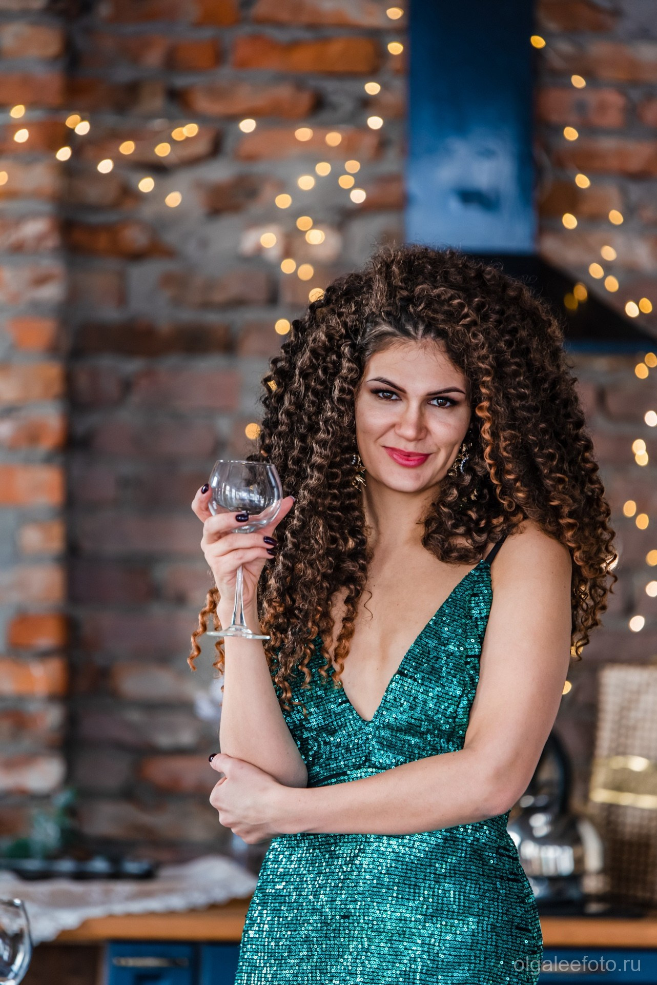 Девушка в силуэтном изумрудном зеленом платье из пайеток с открытой сп. Ольга Ли свадебный семейный фотограф Иркутск