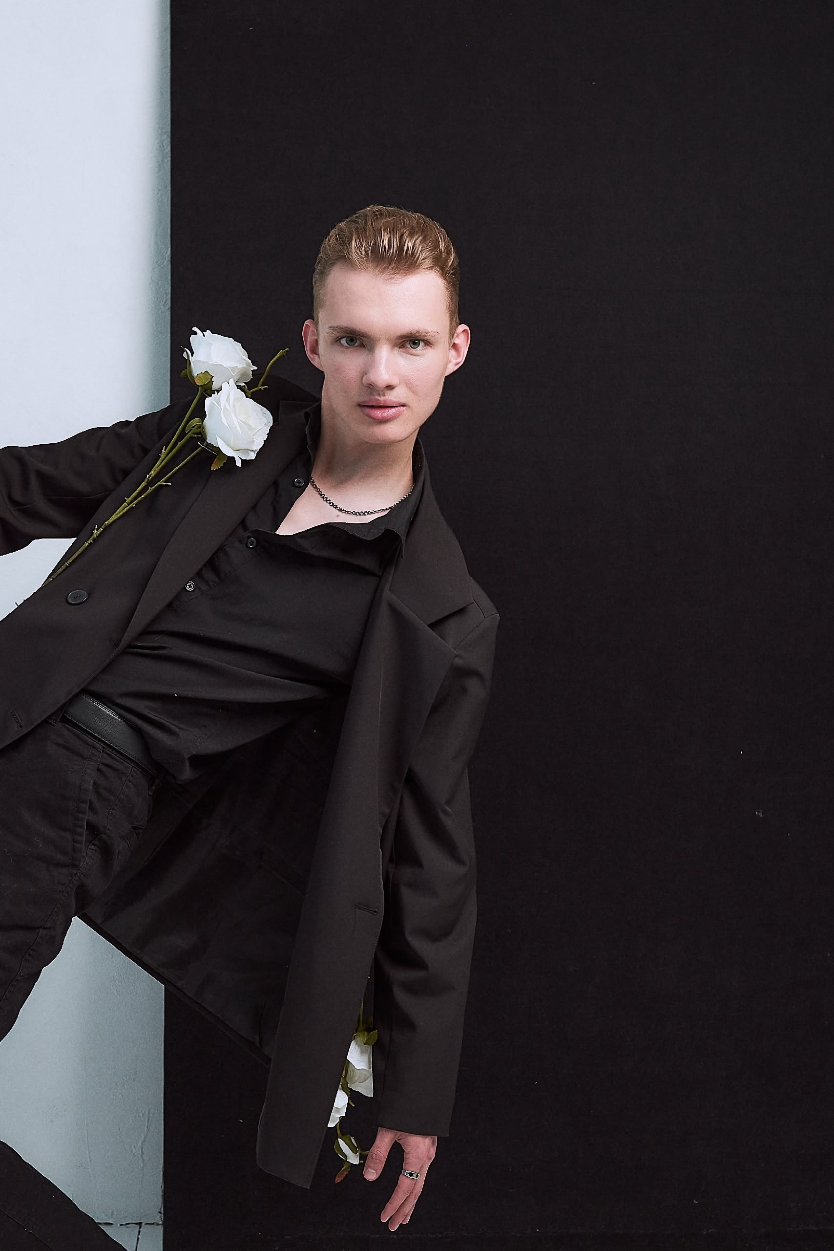 Парень в пиджаке - студийная съёмка