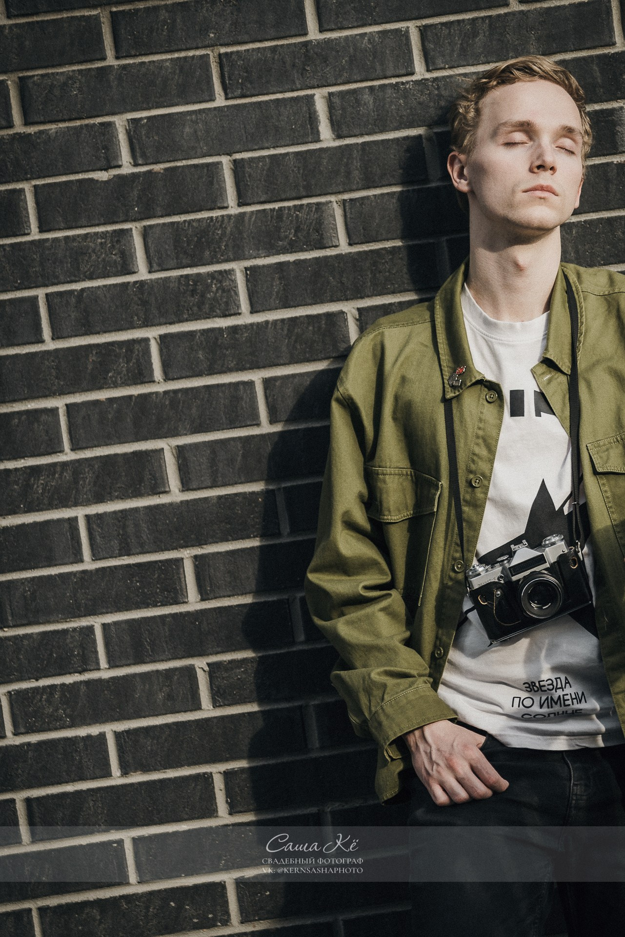 Парень на фэшн фотосессии в Новосибирске — прогулка по инским холмам с фотографом Сашей Кё