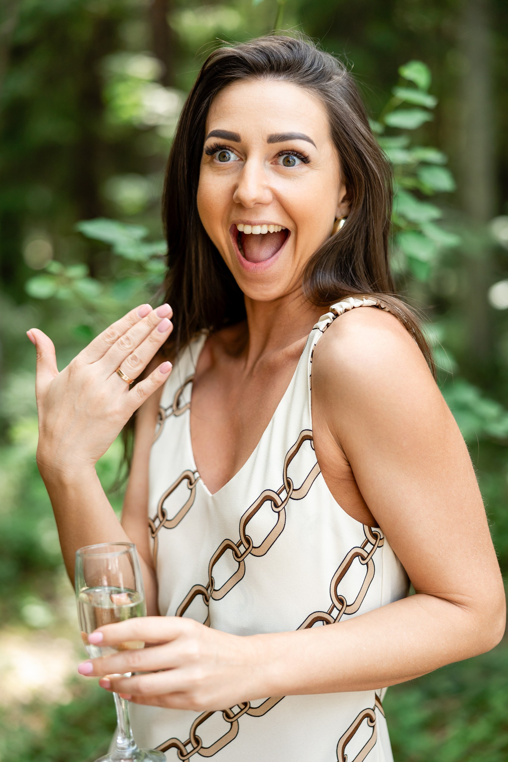 Эмоциональная фотографии девушки в лесу