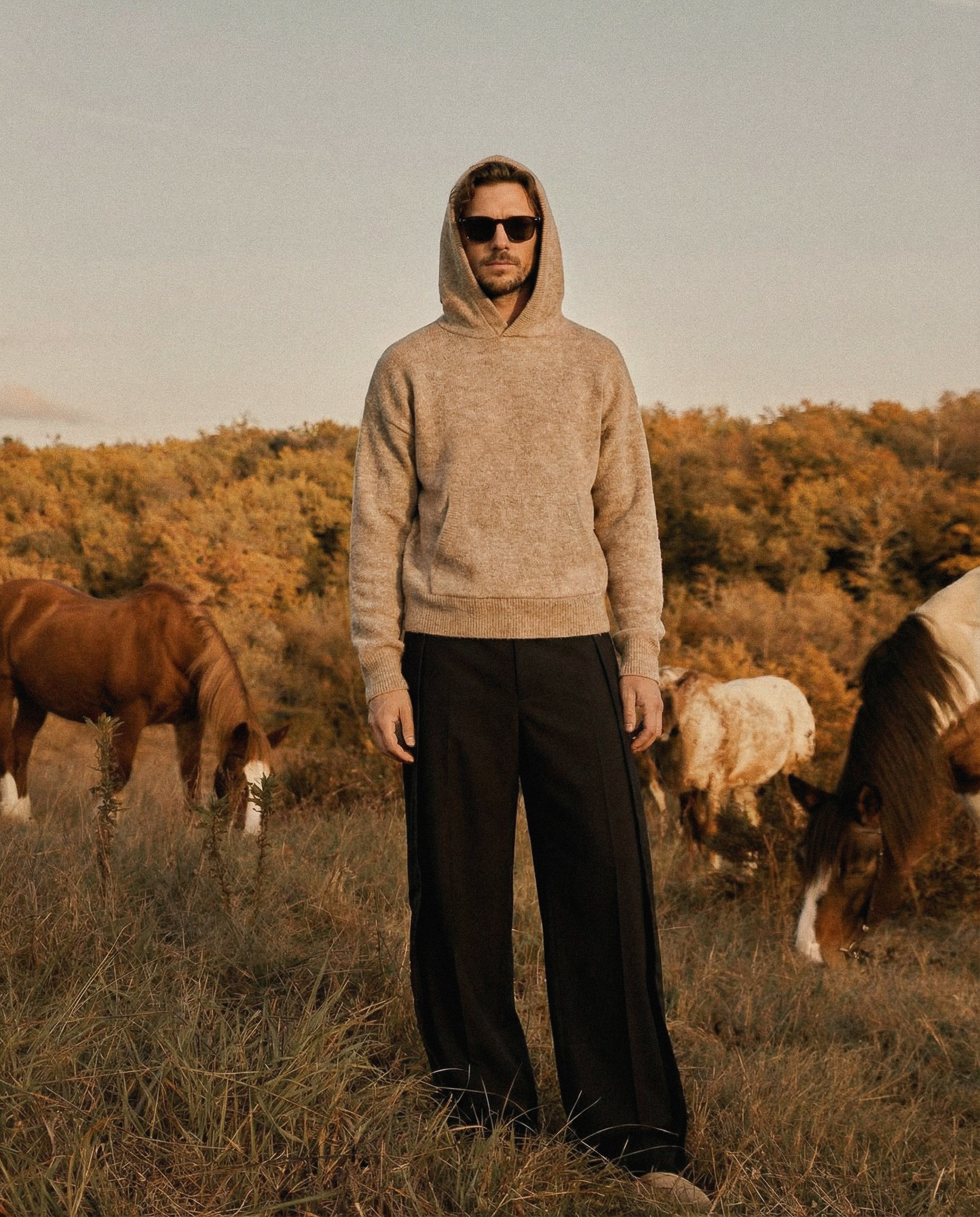 ИИ-визуал lifestyle для бренда одежды — мужчина на прогулке с маленькой собакой в парке