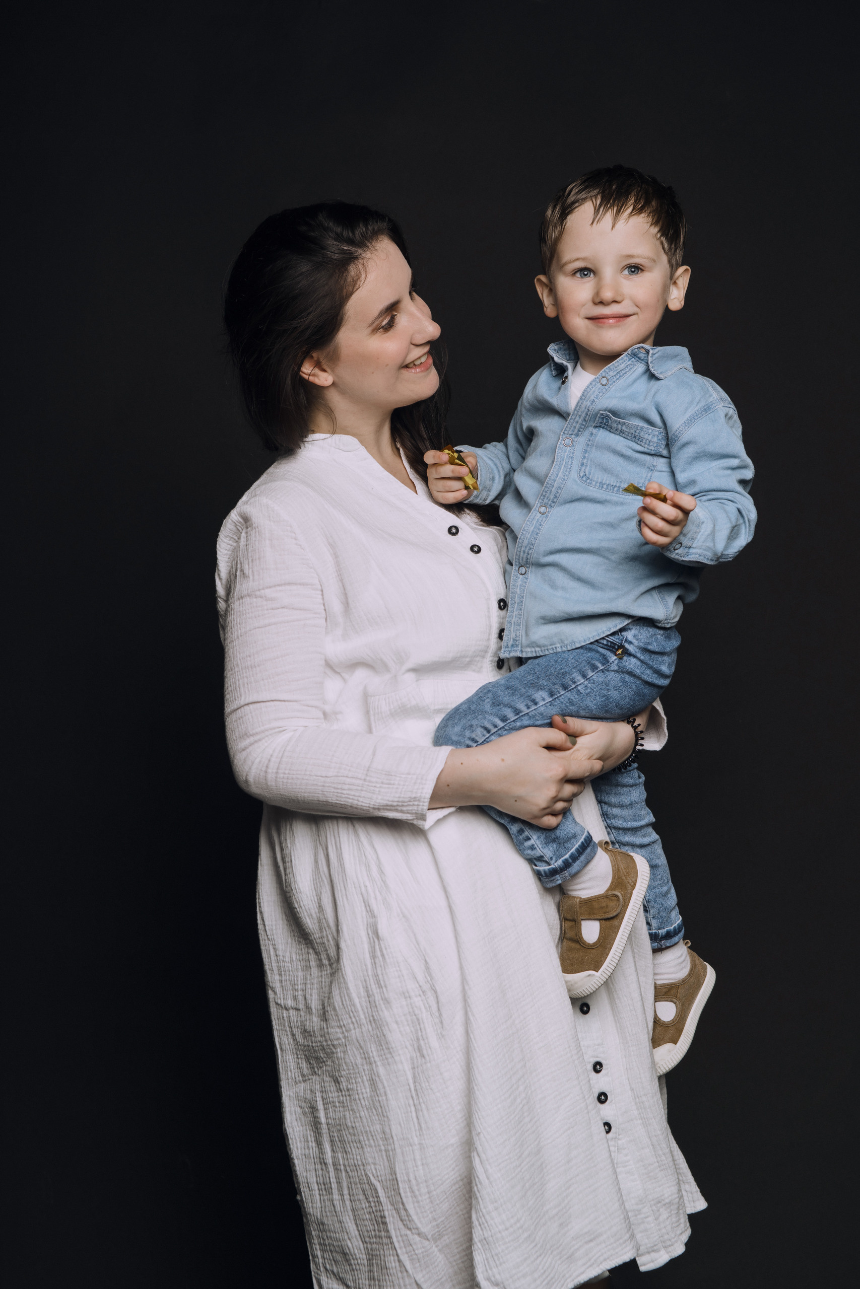 Фотодень в студии на черном фоне в Архангельске