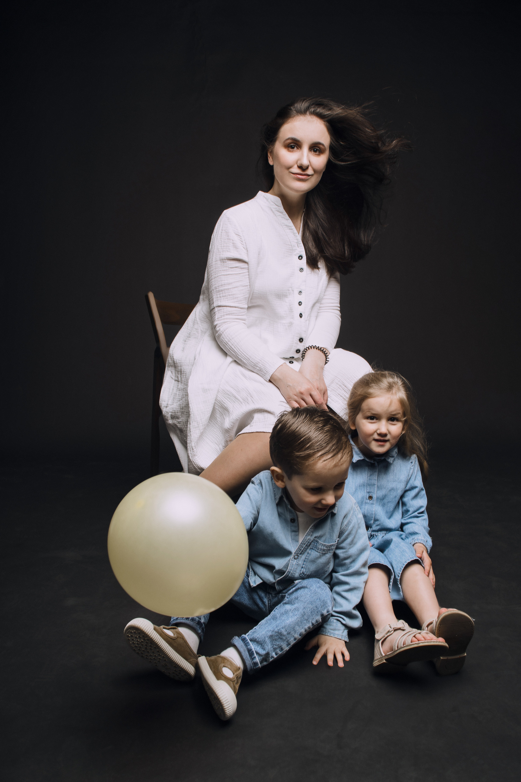 Фотодень в студии на черном фоне в Архангельске