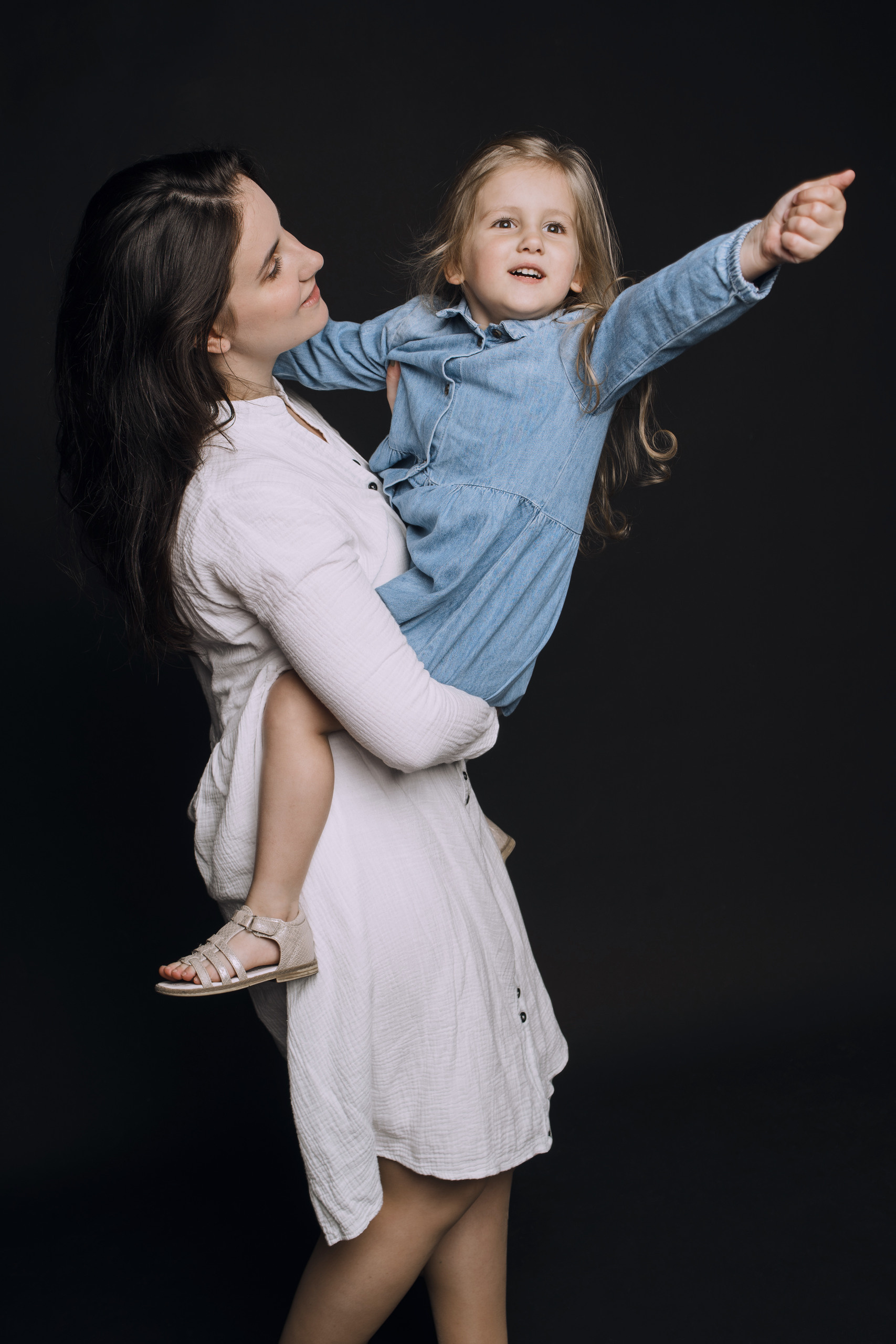 Фотодень в студии на черном фоне в Архангельске