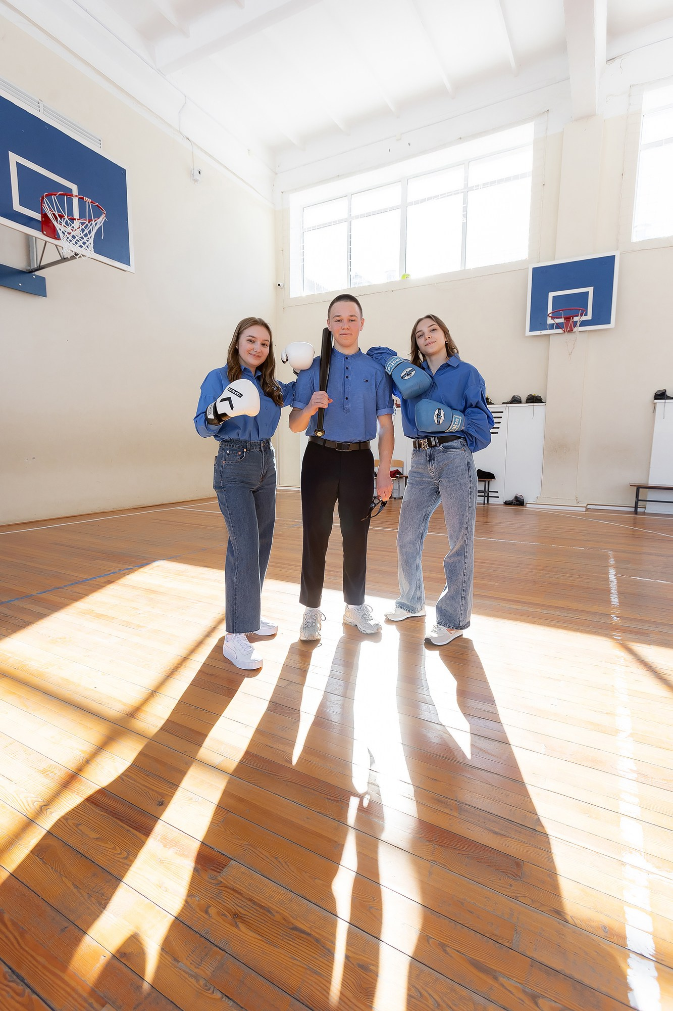 Фотосессия выпускников школы в спортивном зале