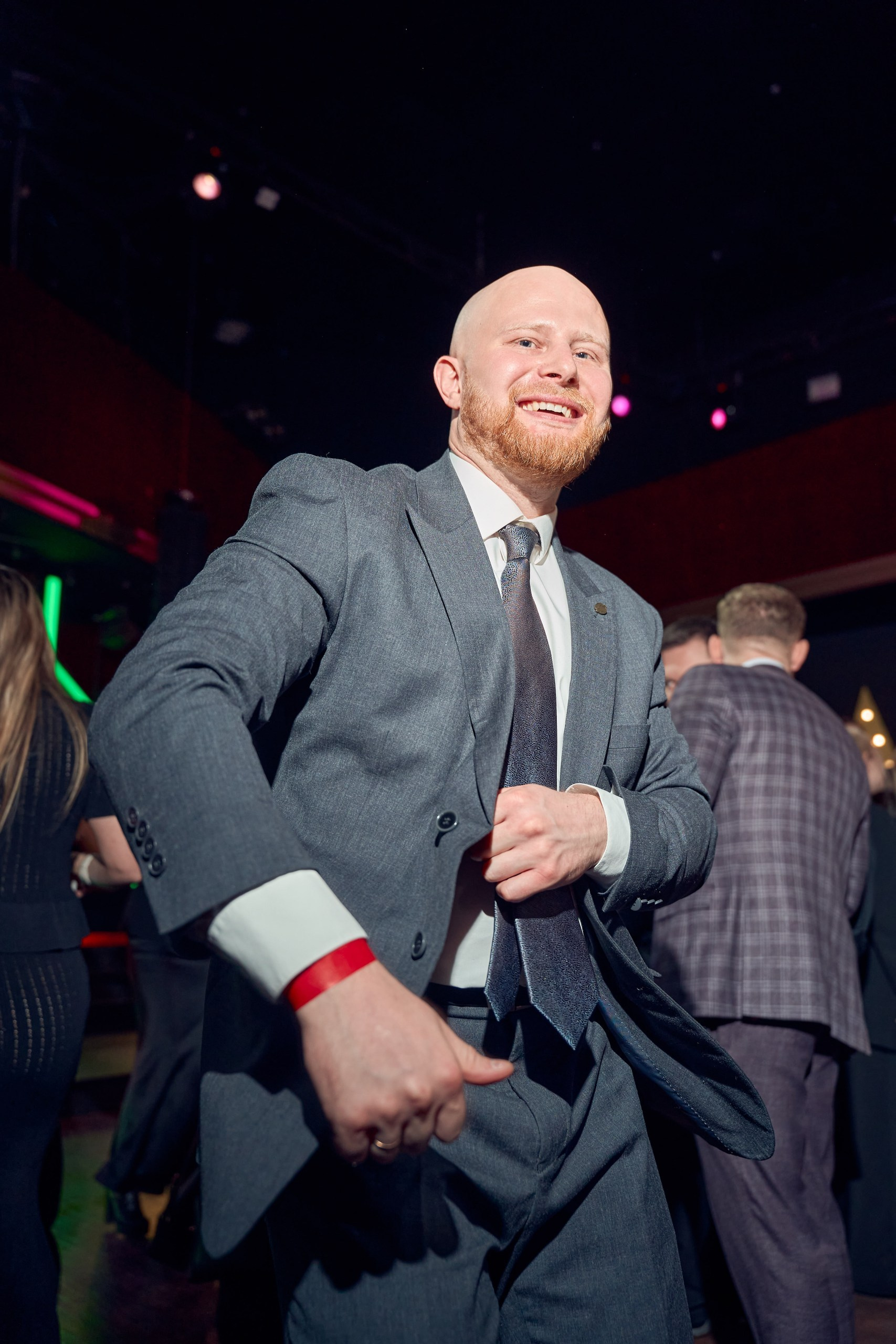 эмоциональный кадр репортажного фотографа, портрет танцующего мужчины