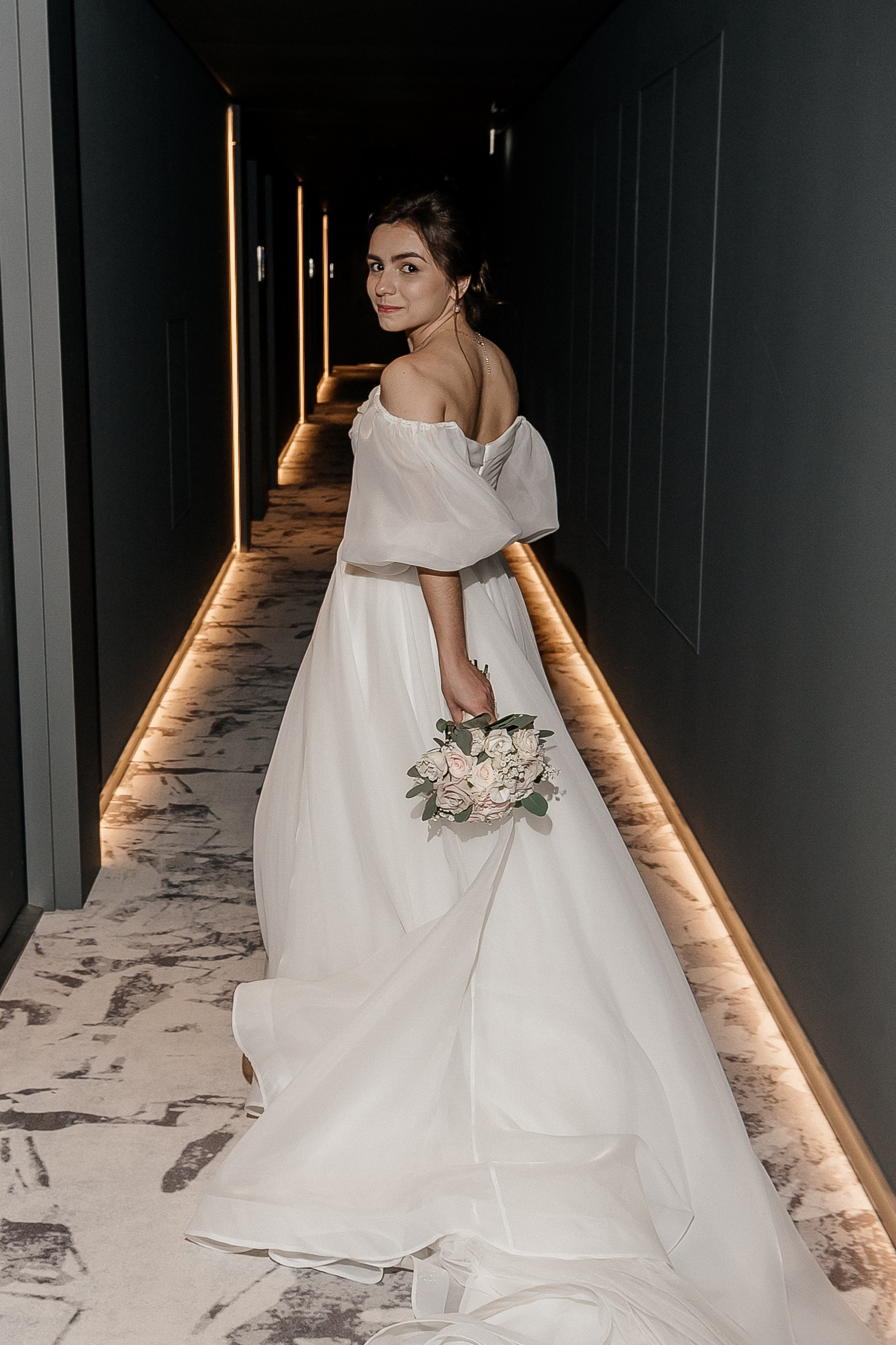 Невеста в холле отеля  Movenpick Moscow Taganskaya