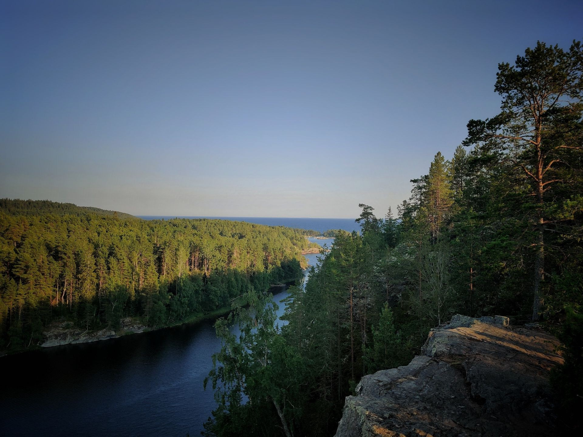 Вид с высоты на реку и Ладожское озеро, Карелия