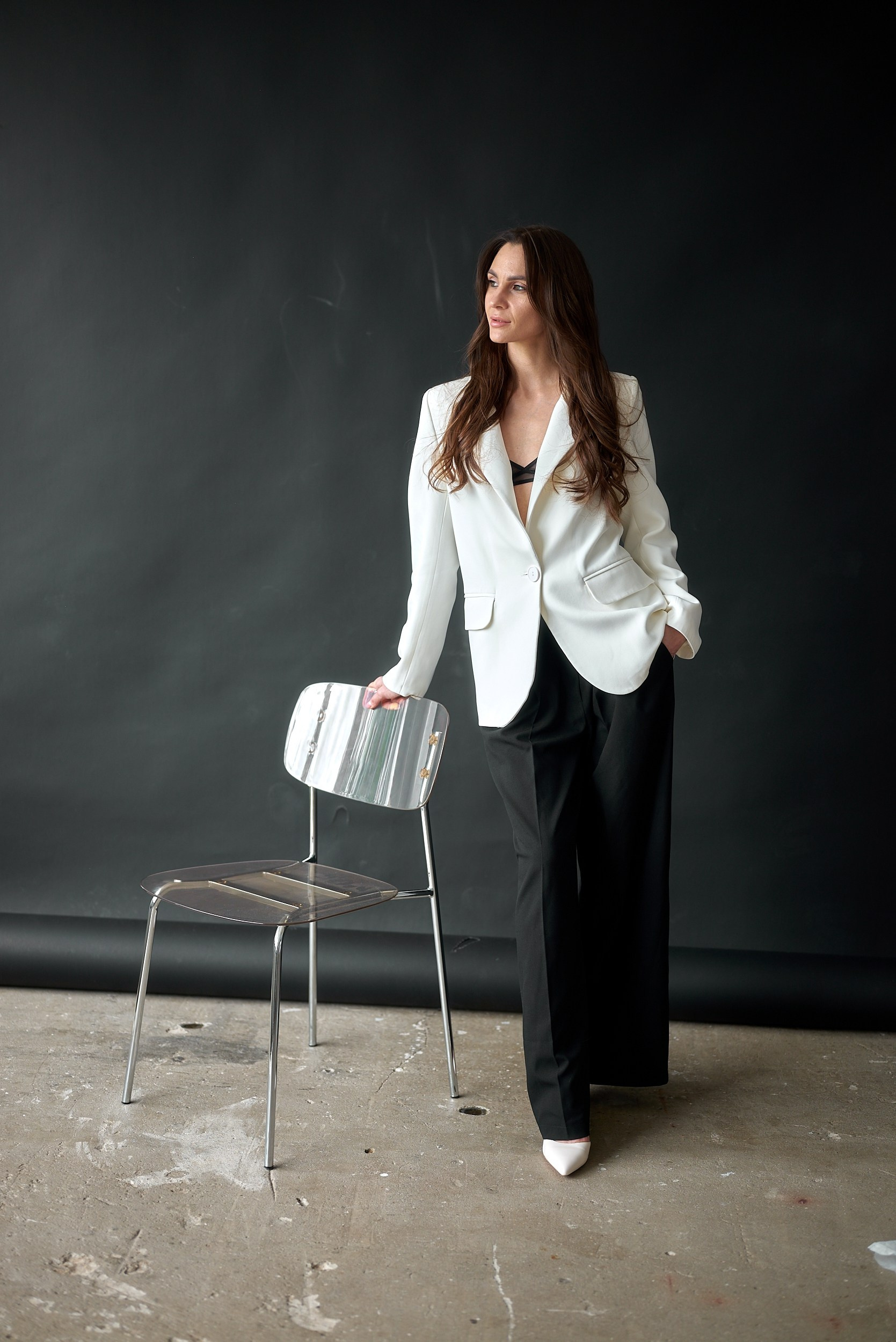 Индивидуальная фотосессия на улице в Казани – женский портрет в естественном светеФотограф Дарья Шемякина – персональная съёмка в КазаниЖенский образ на фотосессии – прогулочная фотосъёмкаФотосъёмка для Instagram – стильный образ и мягкая ретушьЭстетическая фотосессия для девушки – авторский стиль