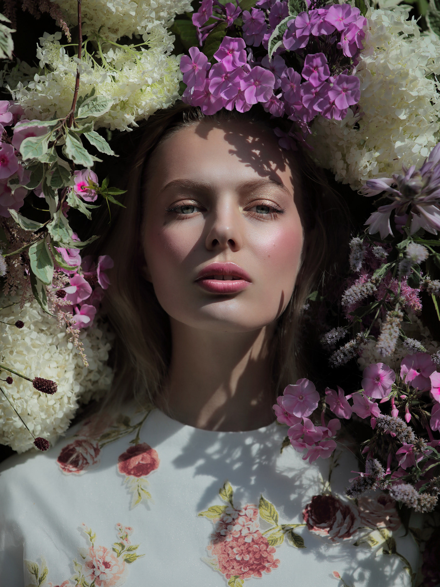 Портрет модели в цветах с солнечным светом на фотокурсах Питер фото Владимир Лёвин