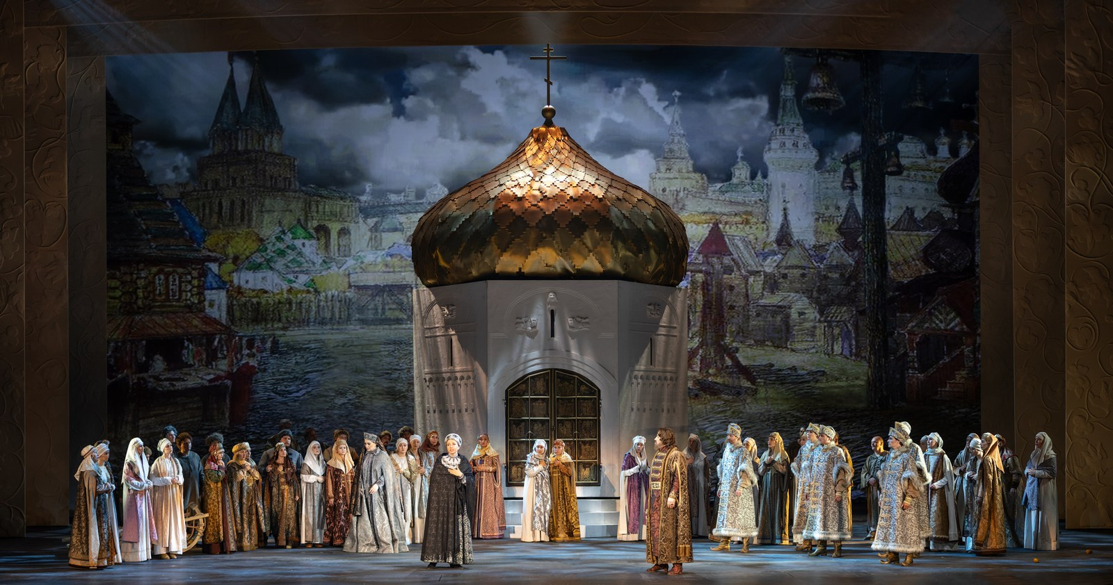 Объемная и прорезная аппликация на театральных декорациях. История занавеса. Превращаем идею в технологию