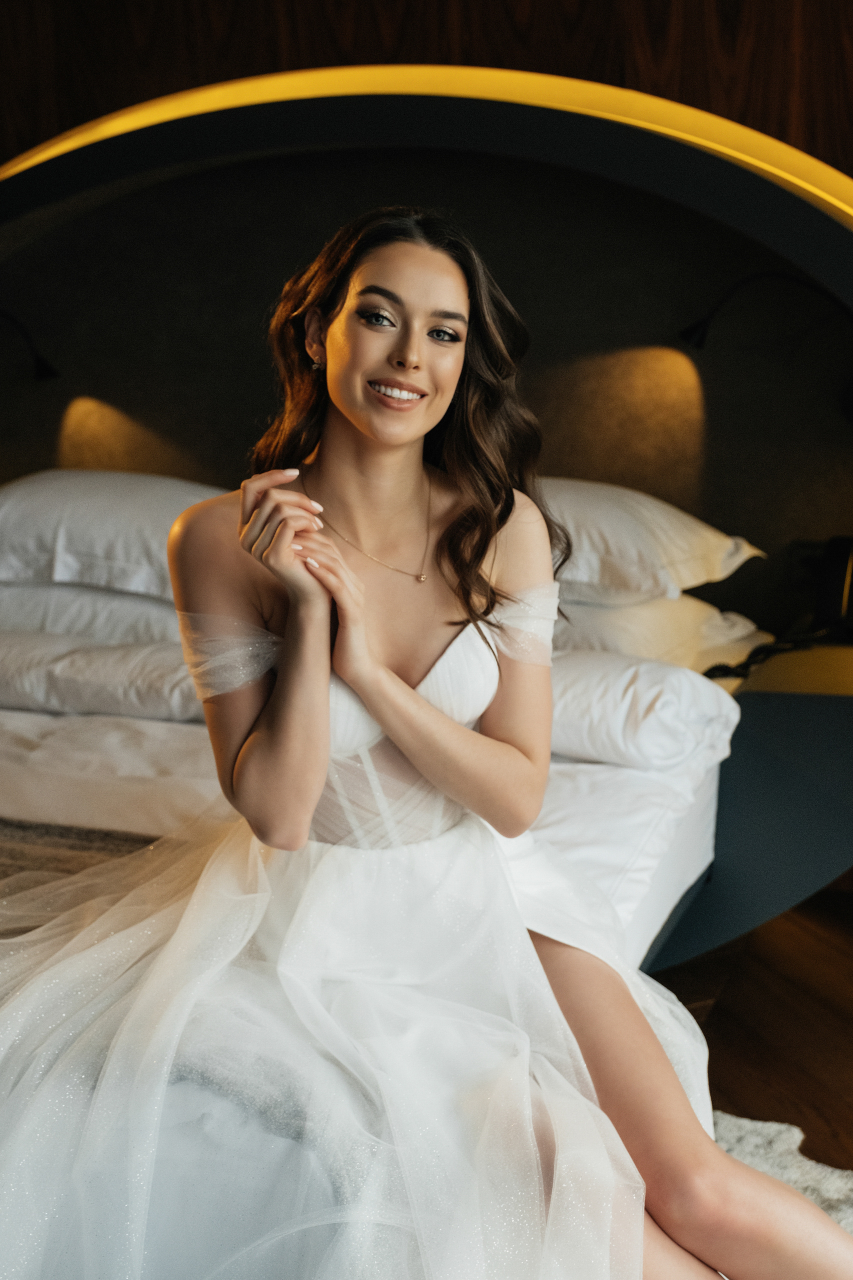 Нежная невеста на кровати, улыбается