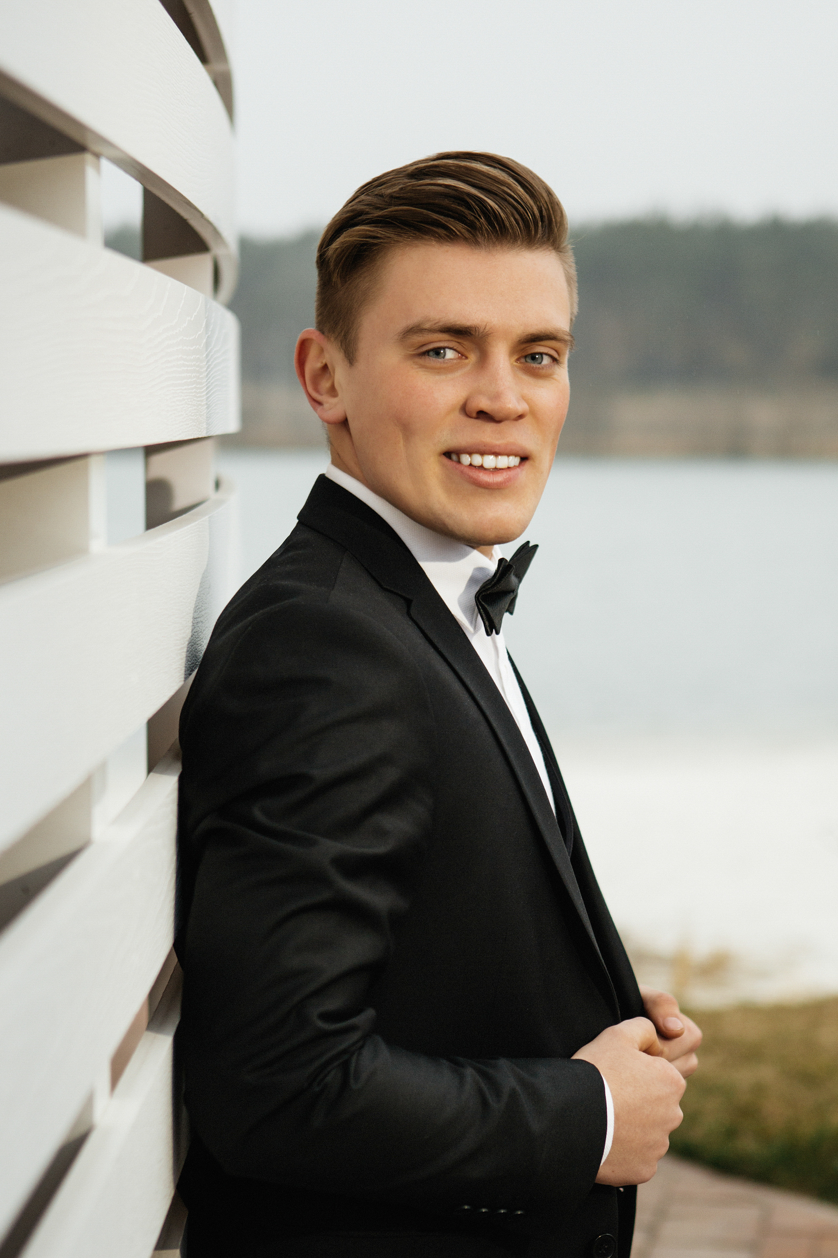 Жених стоит у стены