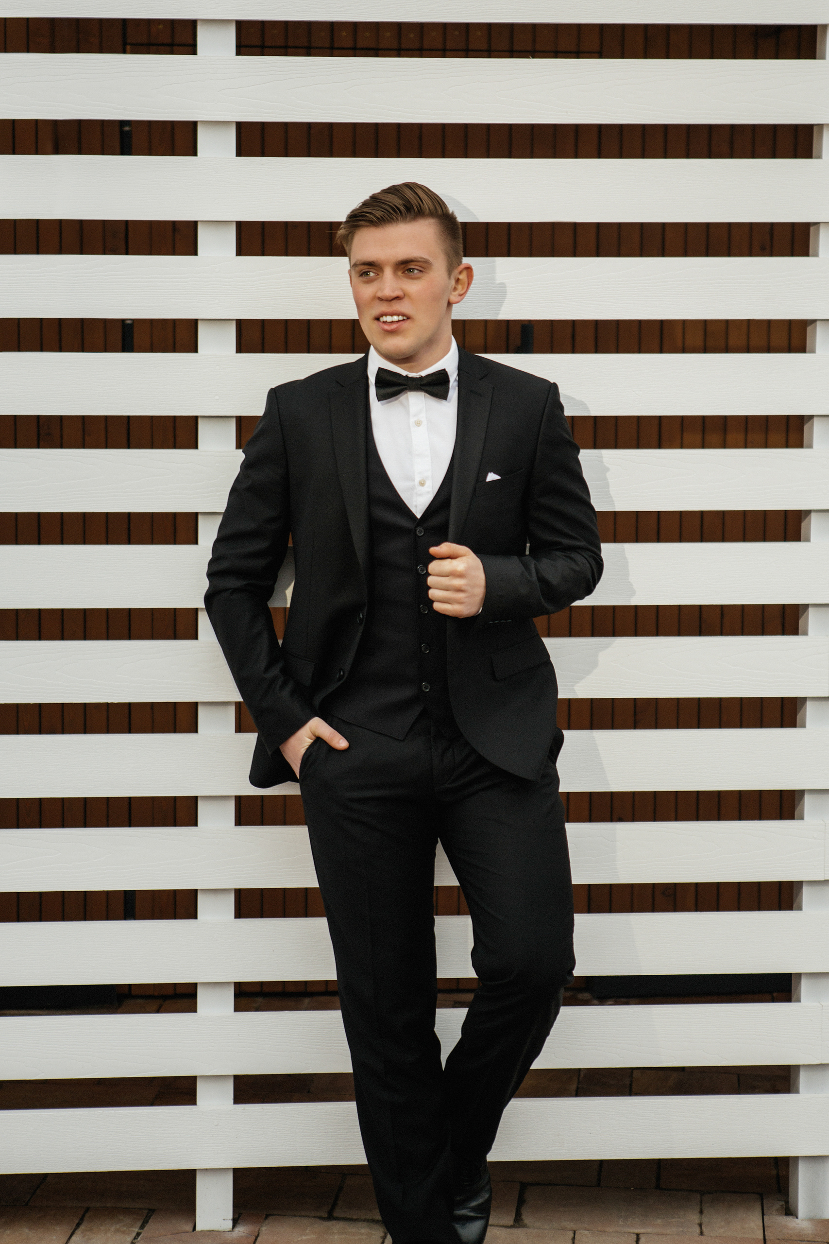 Классический свадебный костюм с бабочкой