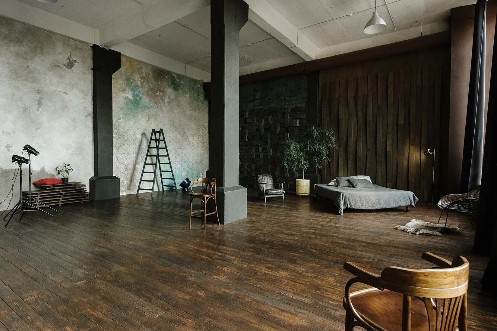 фотография большого зала фотостудии с разными зонами съёмок