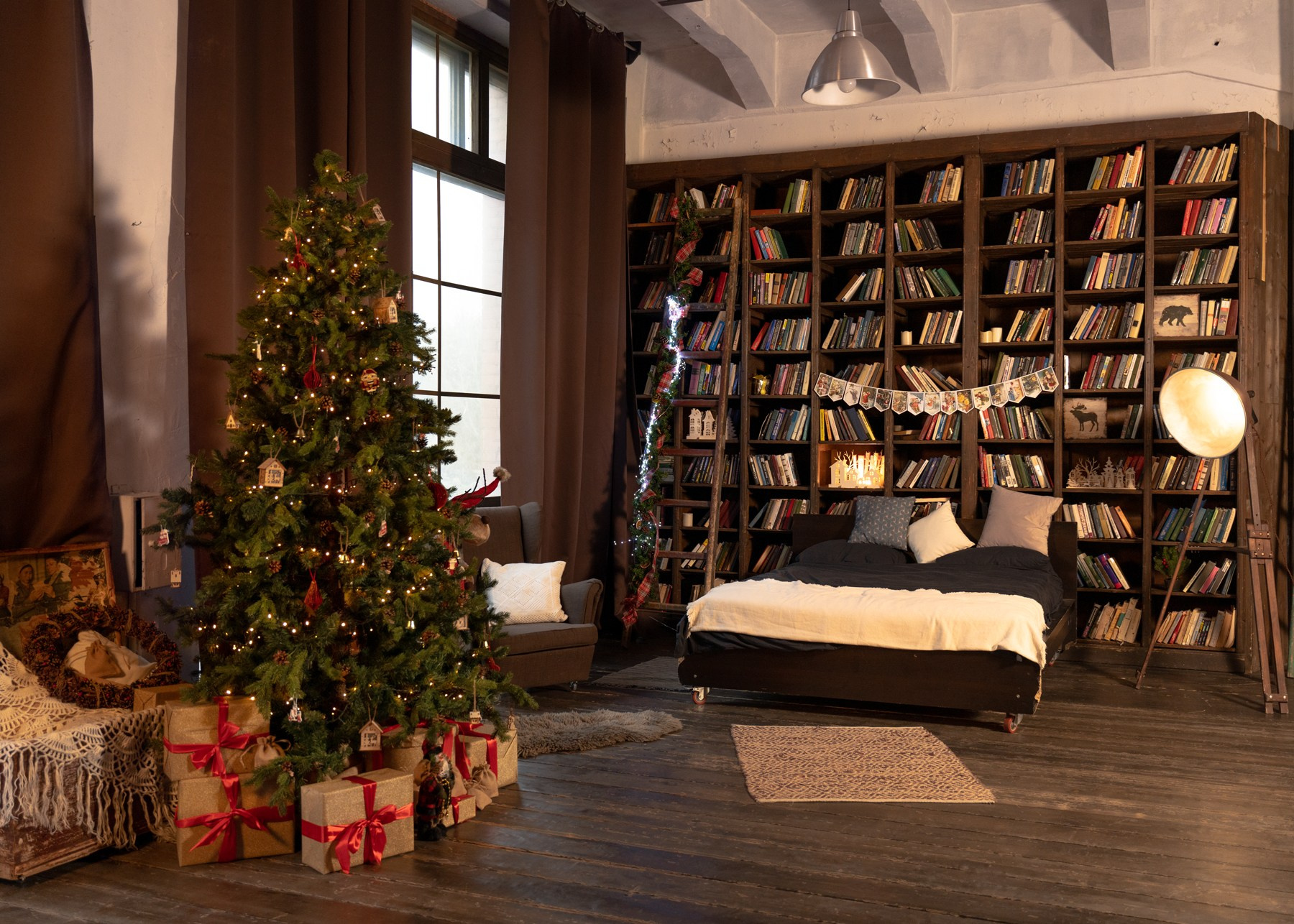 Ёлка с новогодними подарками в фотостудии с деревянным полом и кроватью