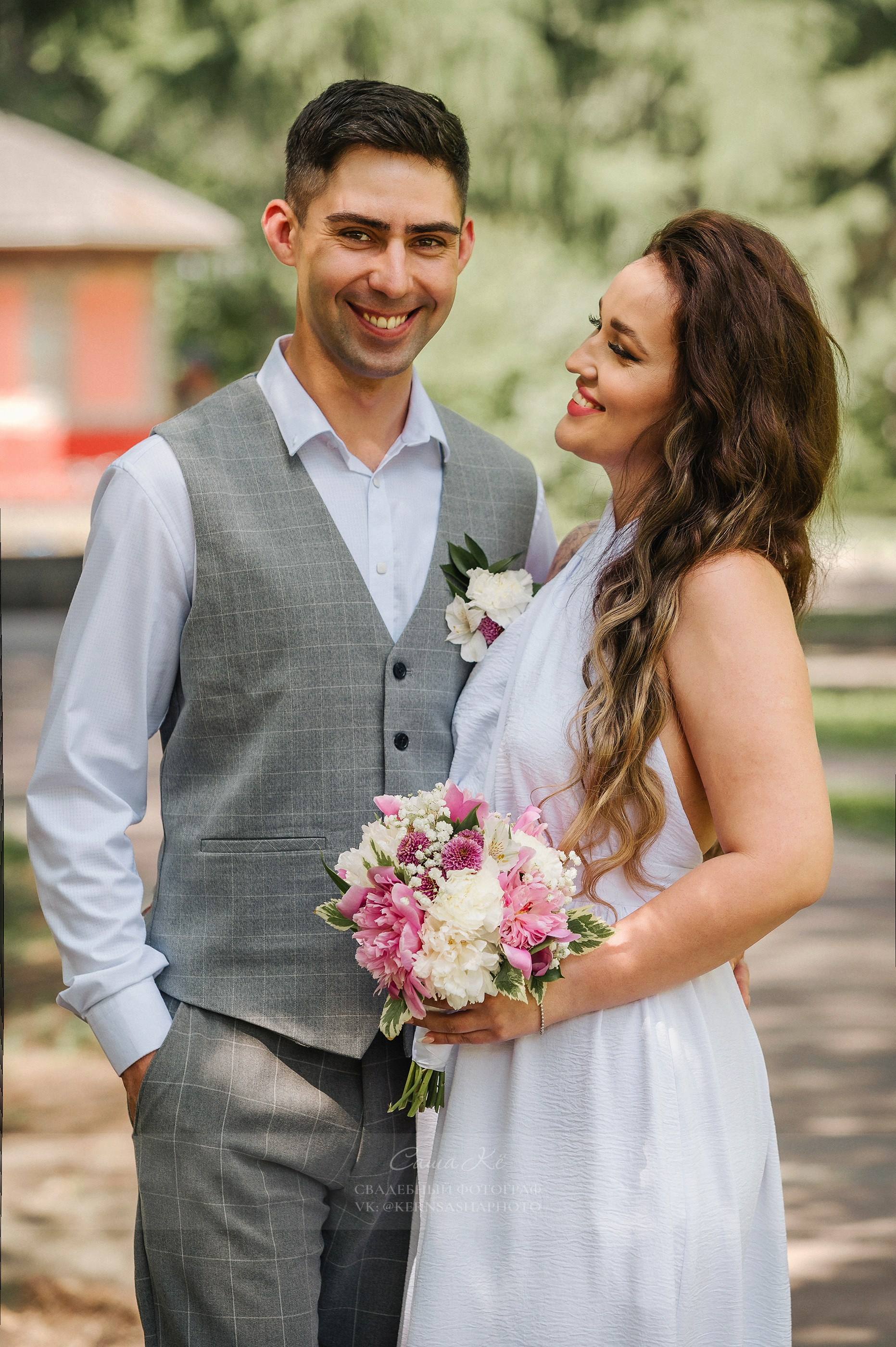 Свадебная фотосессия в Нарымском сквере Новосибирска. Свадебный, семейный и event фотограф в Новосибирске и Новосибирской области Саша Кё