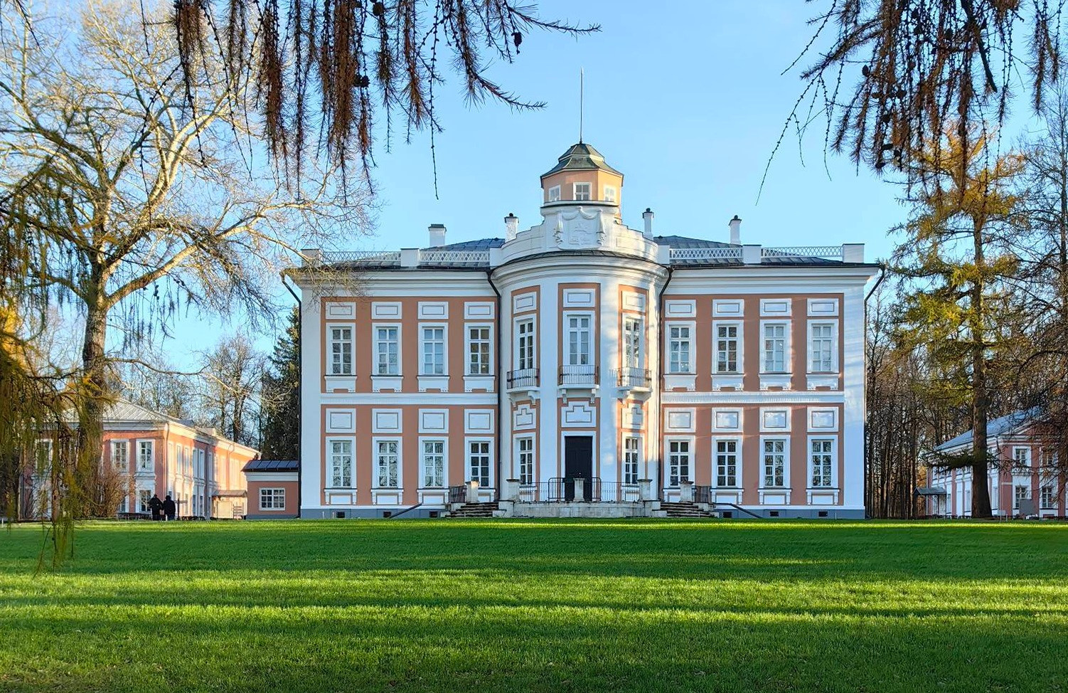 Bolshye Vyazma Manor. Paintings by the artist Sergey Ratchin