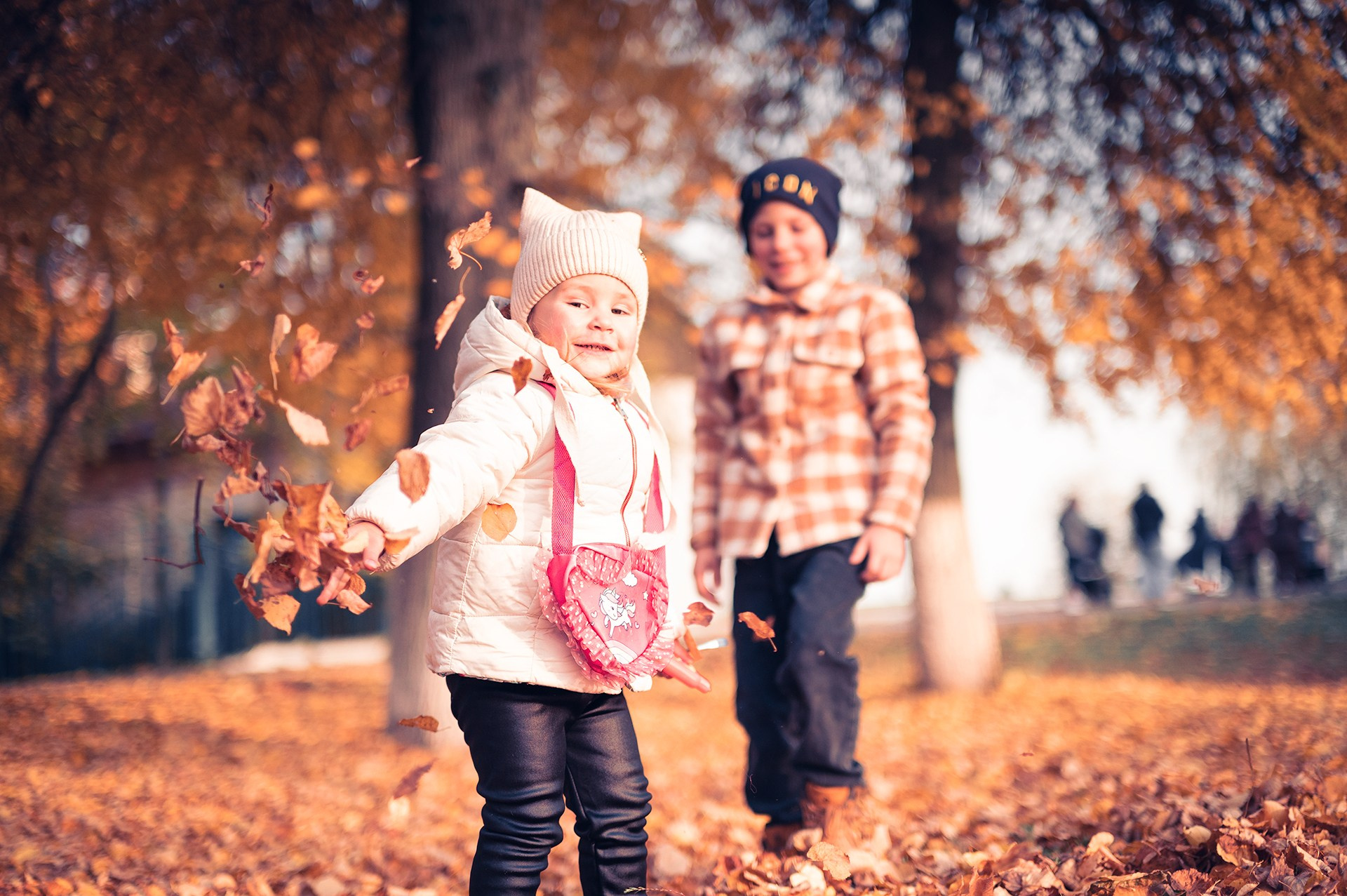 Детская фотосессия во Владимире на Козловом валу, брат с сестрой.