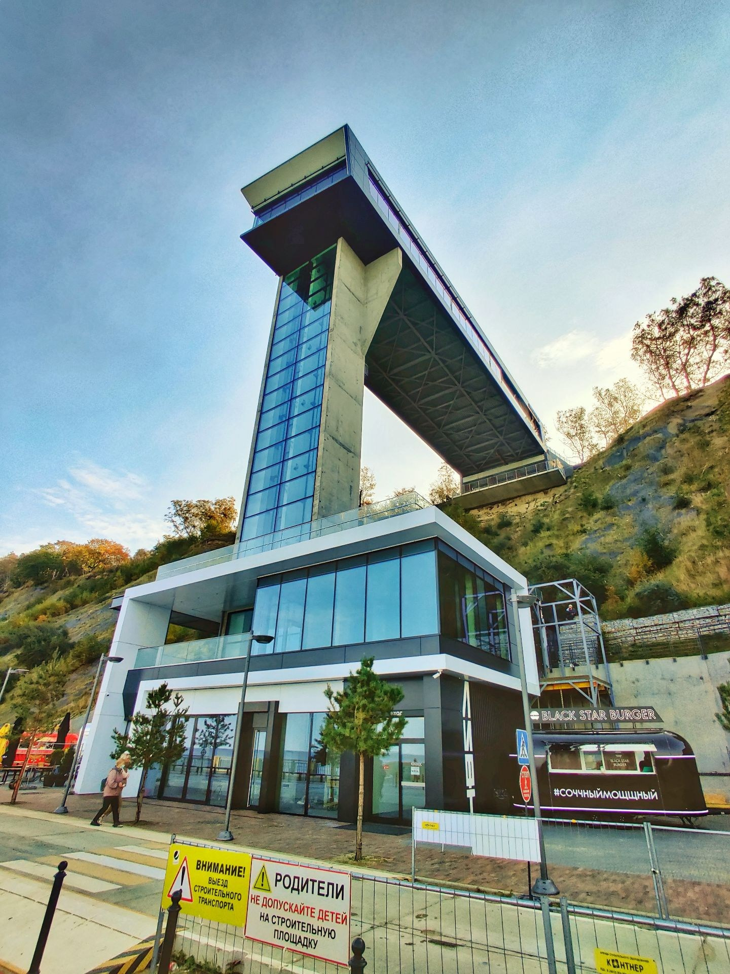 Смотровая площадка с лифтом и панорамным видом на пляже в Светлогорске