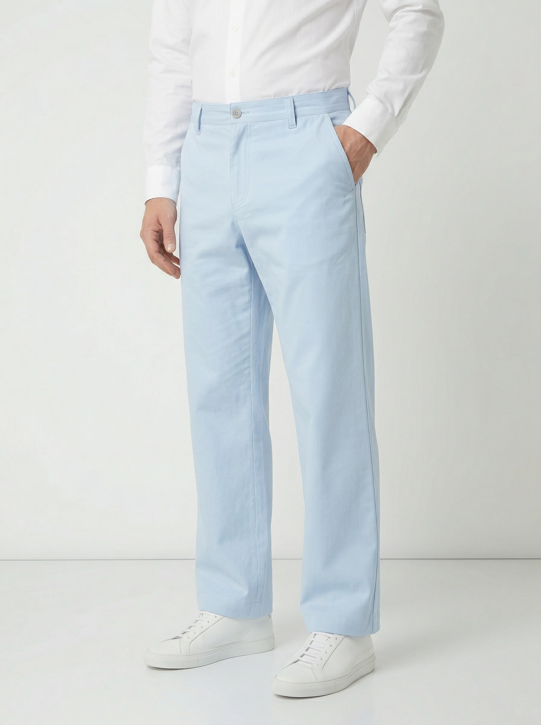 Генерация каталога на белой циклораме голубые хлопковые брюки