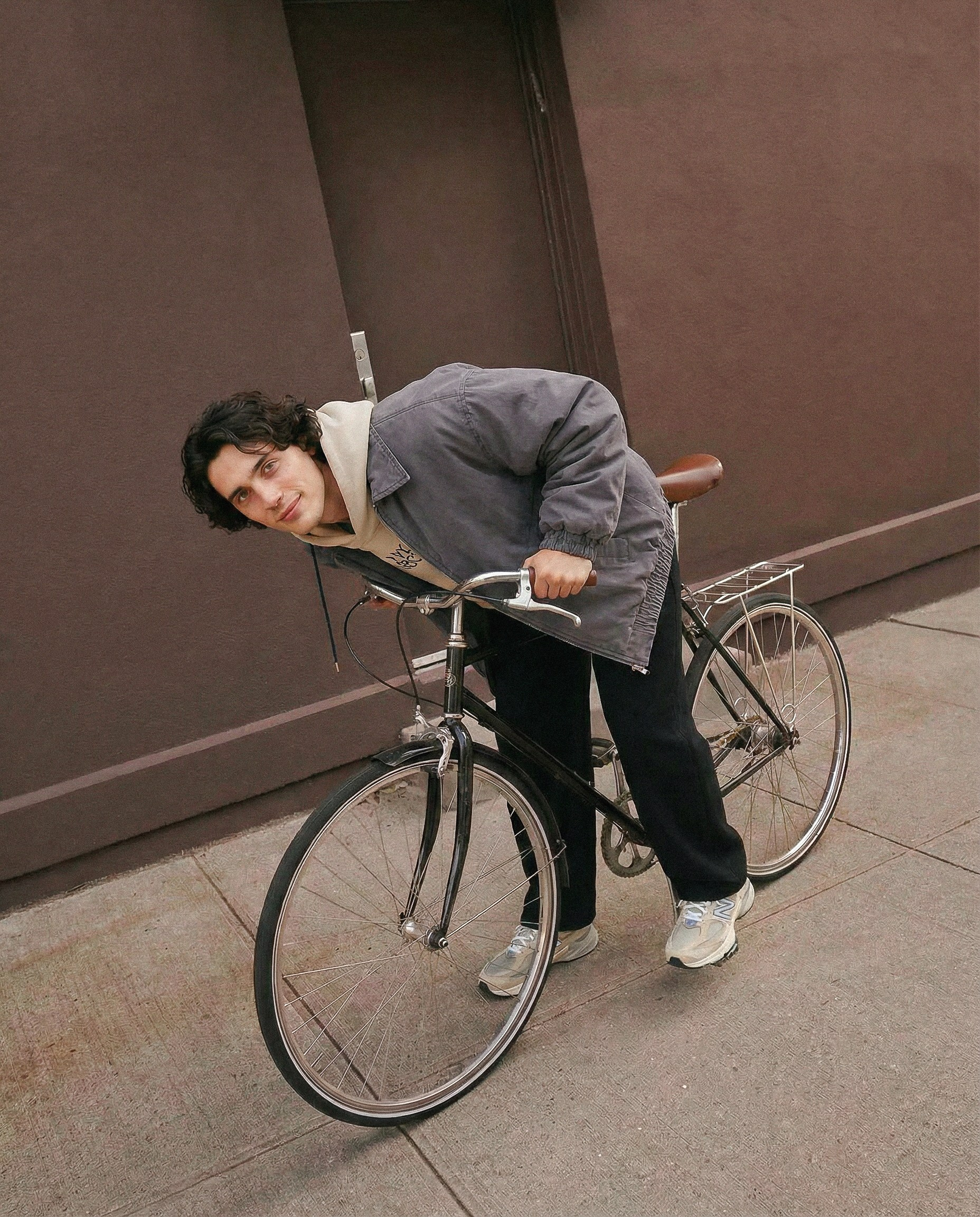 ИИ-визуал для бренда одежды — мужчина с велосипедом в сером пиджаке в городской lifestyle-сцене