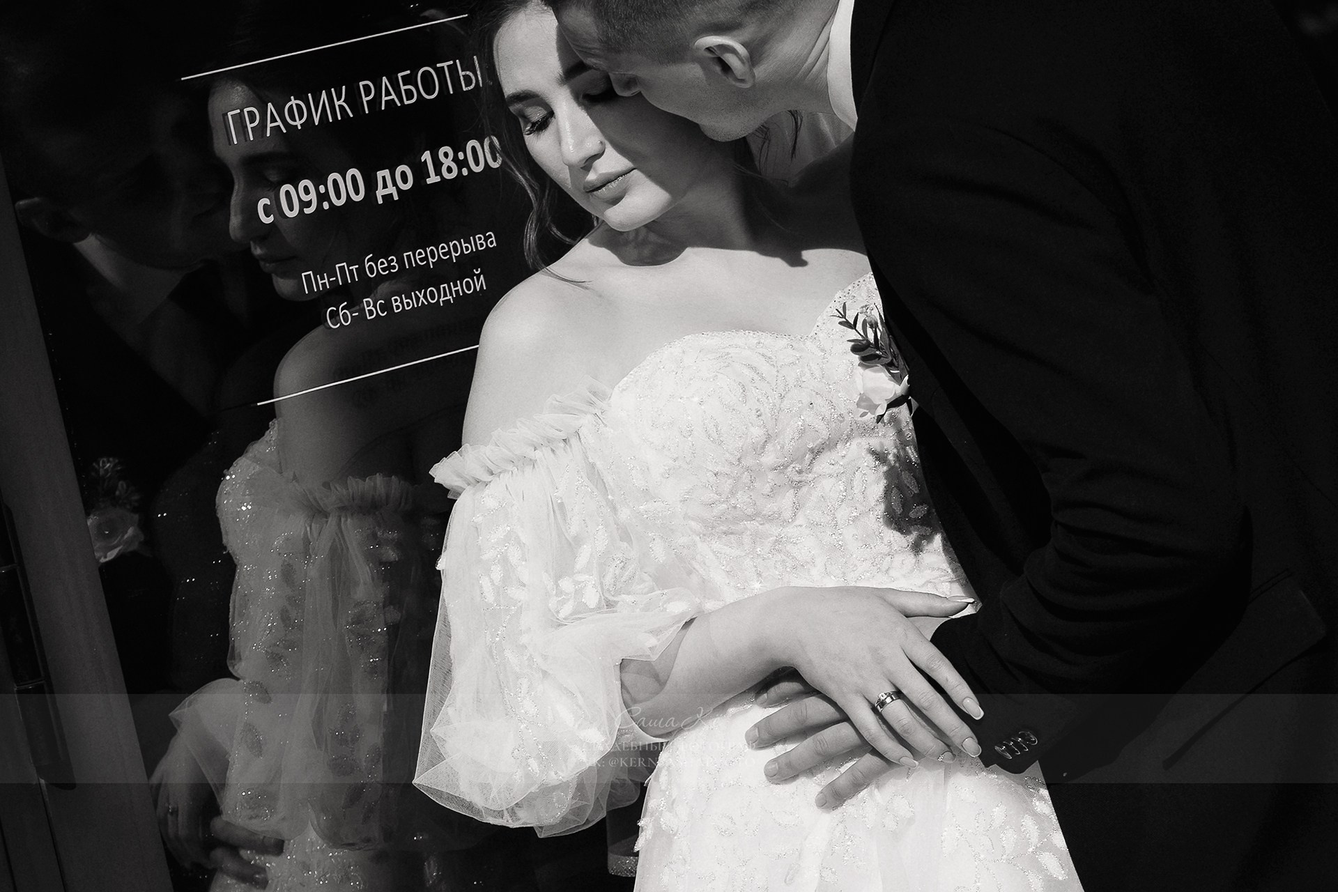 Услуги свадебного фотографа в Новосибирске от Саши Кё включают съемку, постобработку и помощь с выбором локаций. Напишите сейчас, чтобы обсудить стиль вашей истории.