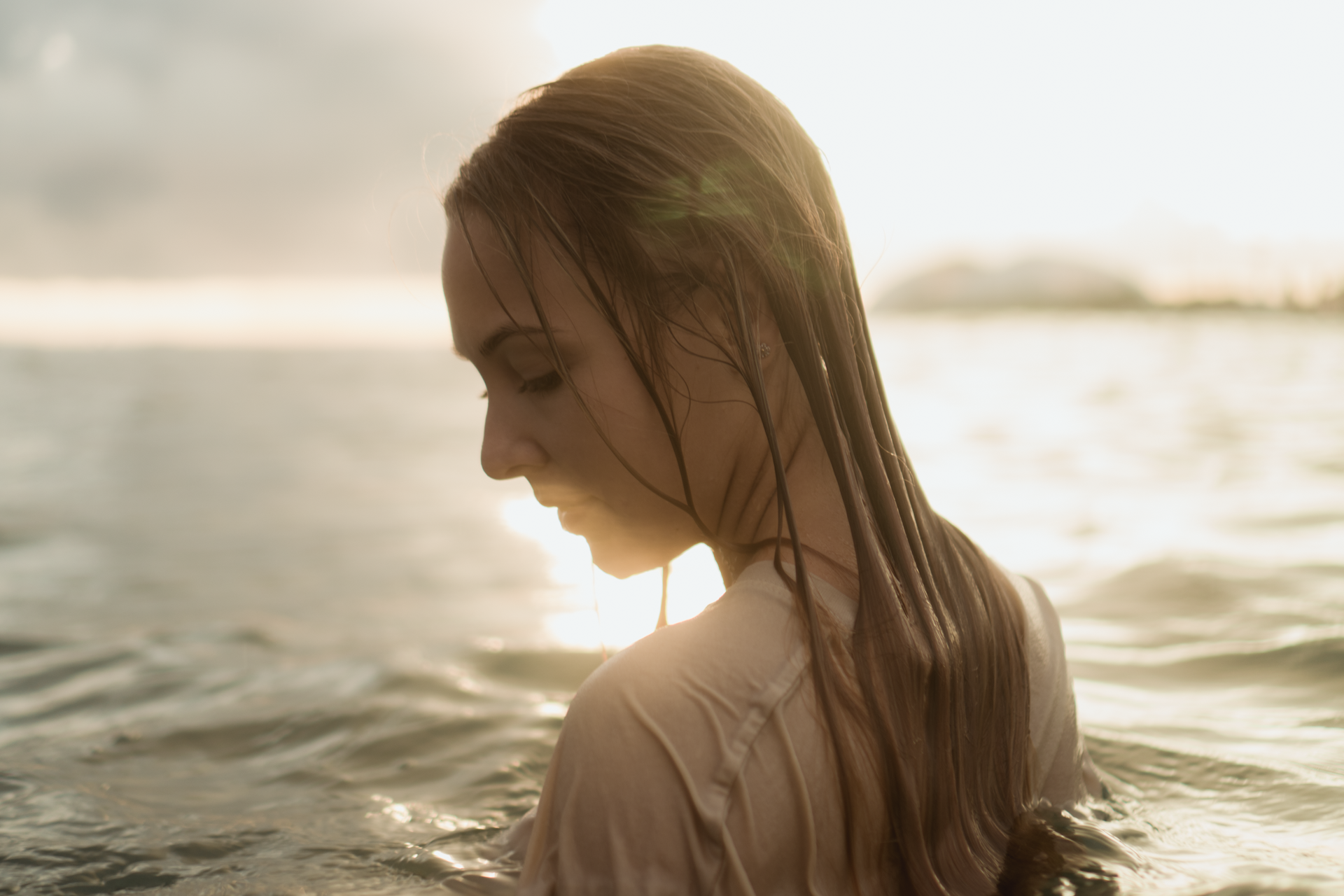 Фотоснимок портретный  девушки в море 