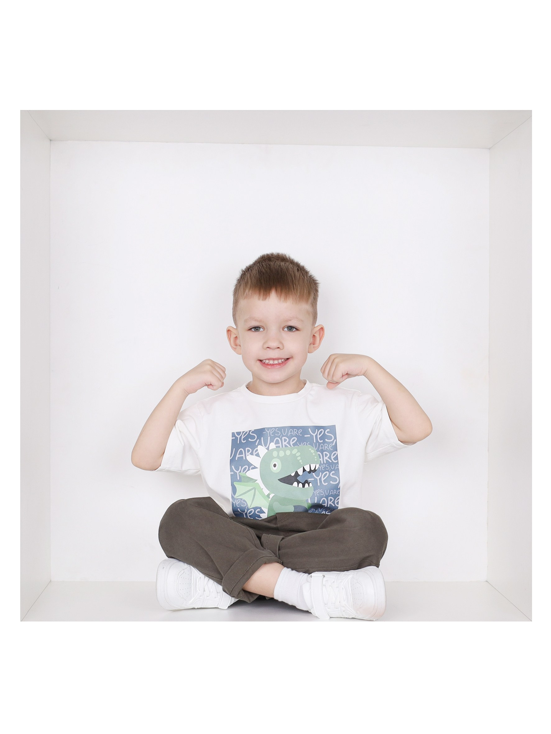 Общее фото в детском саду с выездным реквизитом в Тюмени. Выпускные альбомы в Тюмени для школ, садов, вузов спортивных секций