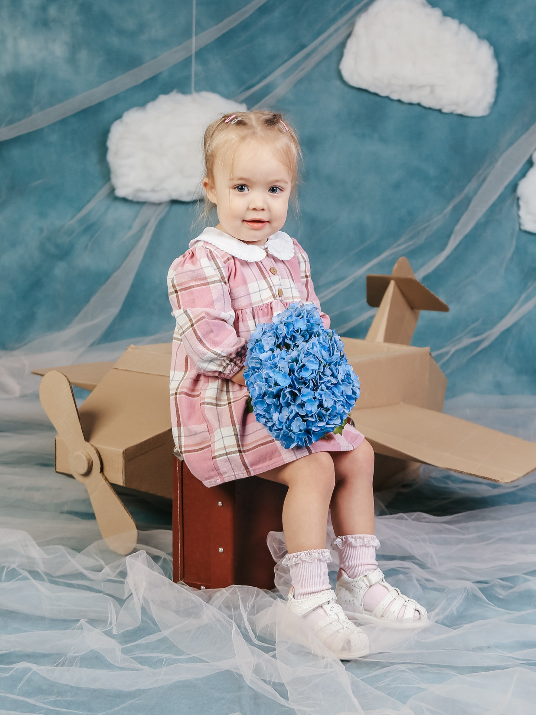 Общее фото в детском саду с выездным реквизитом в Тюмени. Выпускные альбомы в Тюмени для школ, садов, вузов спортивных секций