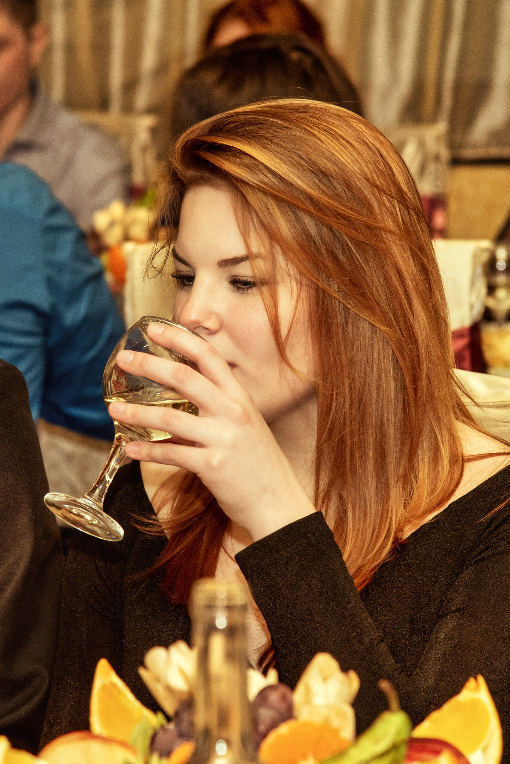 репортажная съемка банкета девушка с бокалом