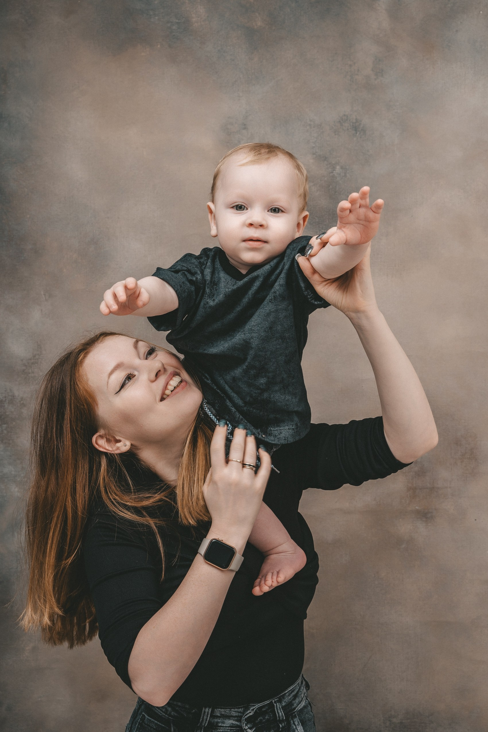 Фотосессия на 1 годик ребенка, первый день рождения малыша в Москве. Фотограф и видеограф от проекта Продолжение рода. Фотографы на роды в Москве. Фото и видео родов. Фотопроект «Продолжение рода»