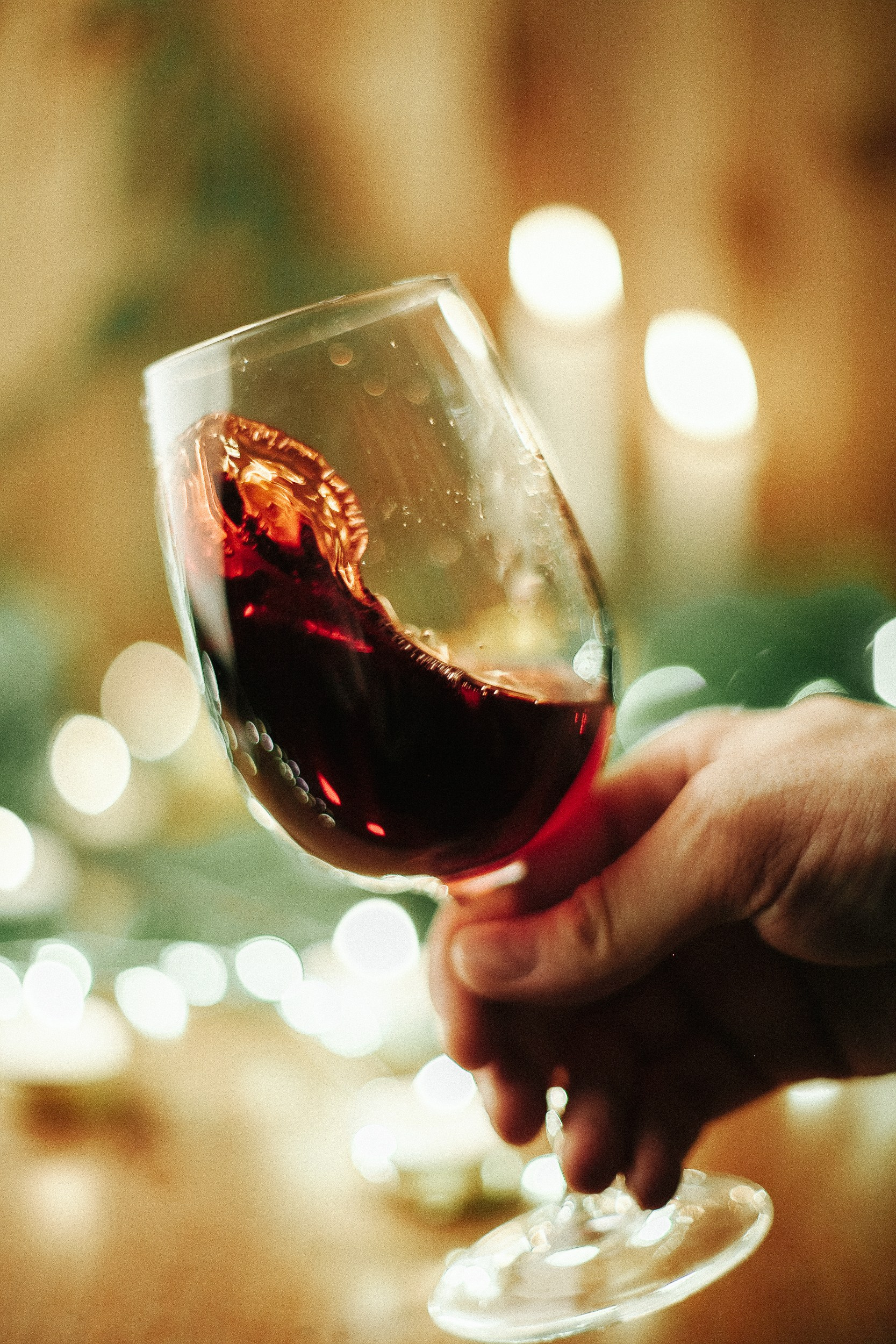 Бокал красного вина в руке - съемка в Екатеринбурге