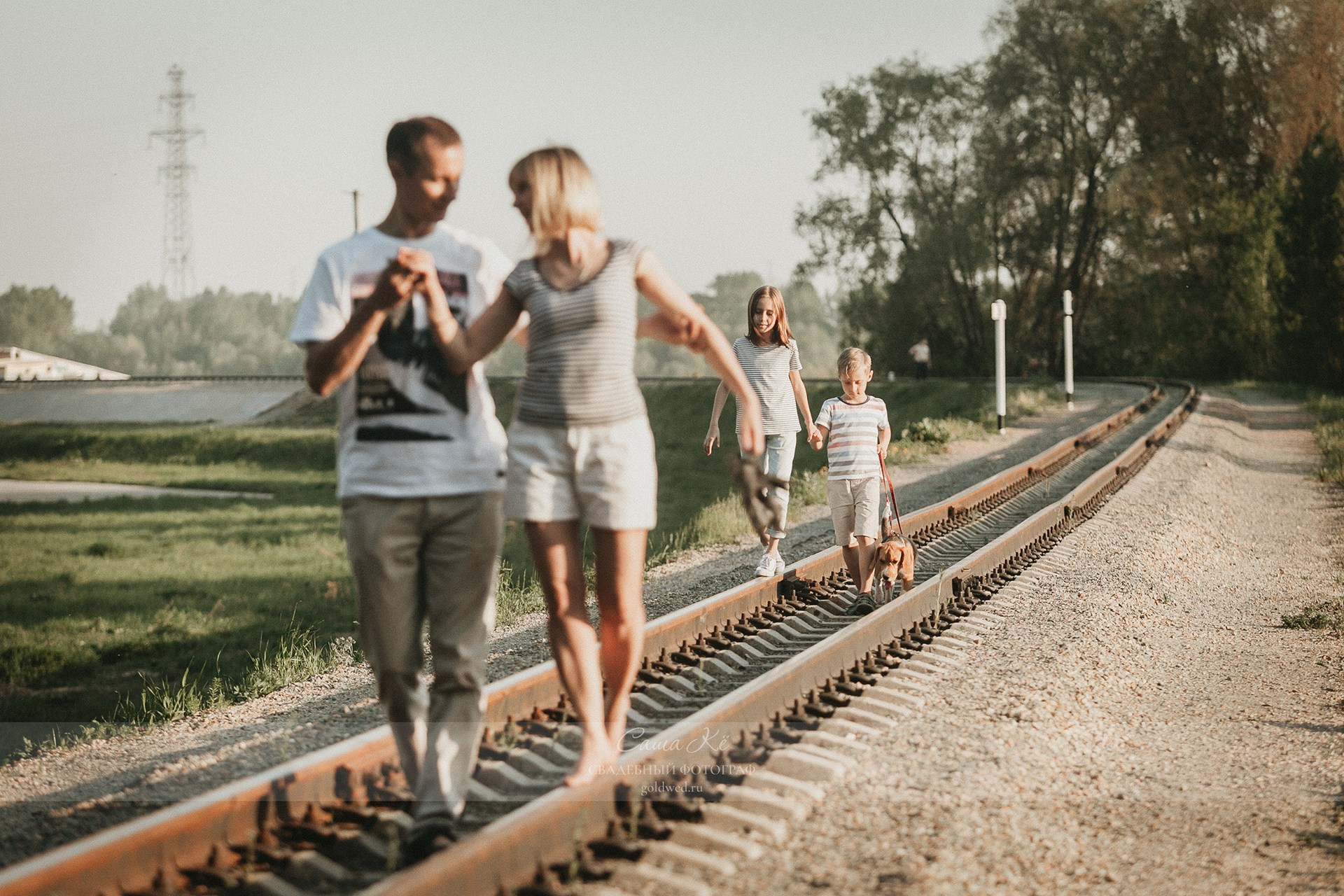 Прогулочная фотосессия в Заельцовском парке - семейная съемка с эмоциями и нежностью