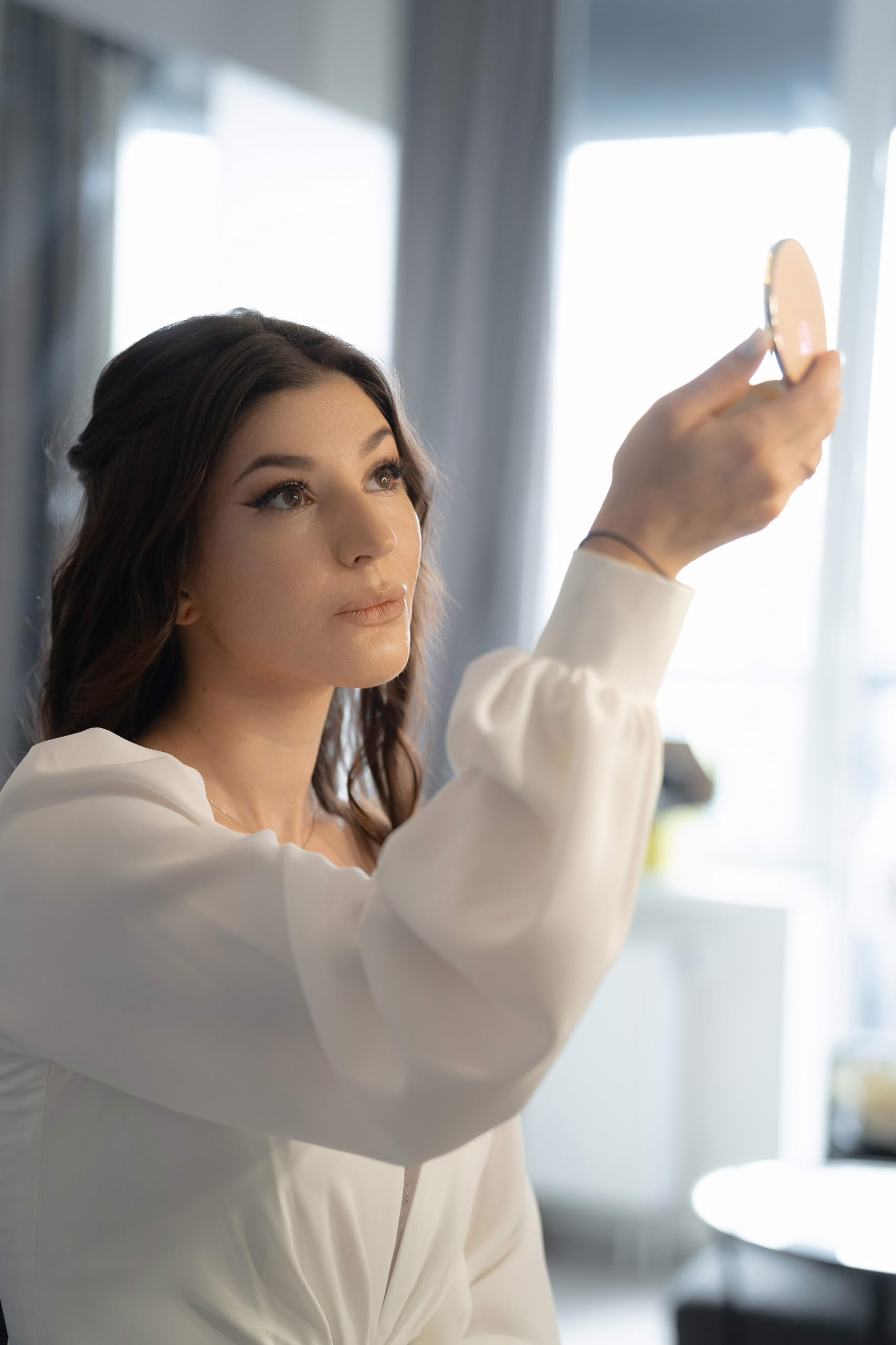 утро невесты невеста у окна детали руки естественный свет сборы невесты