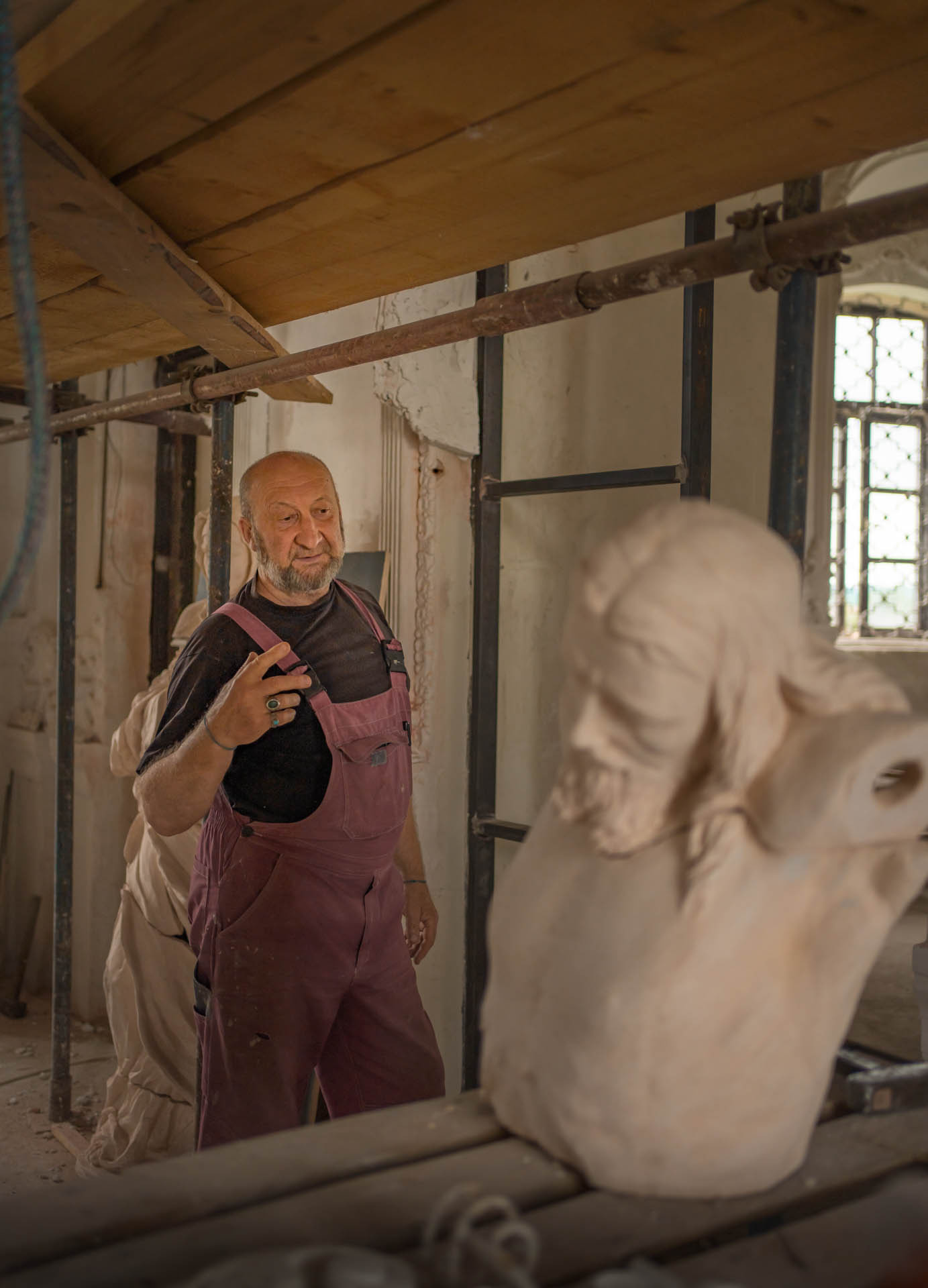 Нилова пустынь. Скульптор-реставратор Владимир Федотов рассказывает о своей работе. Фотограф Светлана Корнелюк.